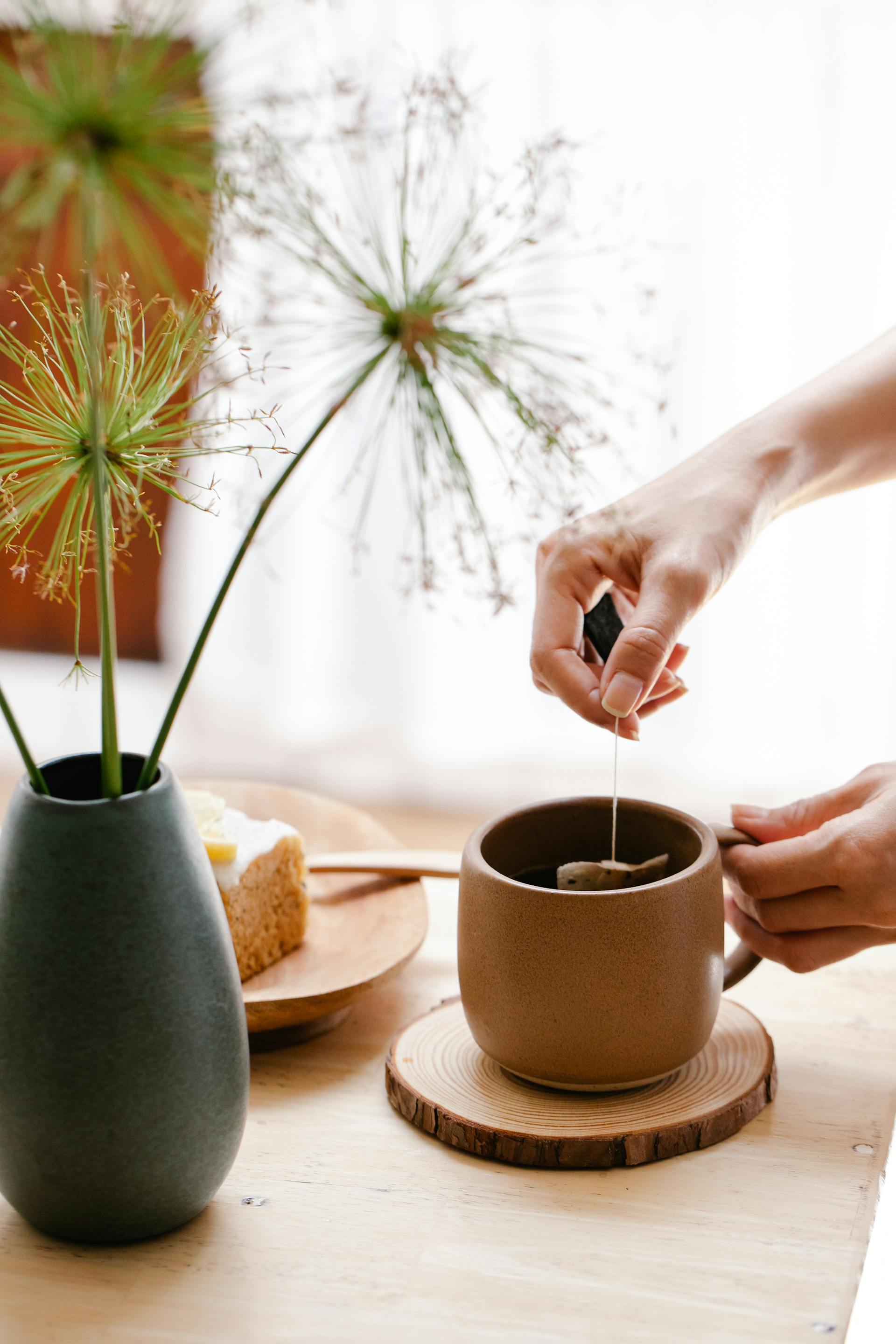 Une femme tenant un sachet de thé | Source : Pexels