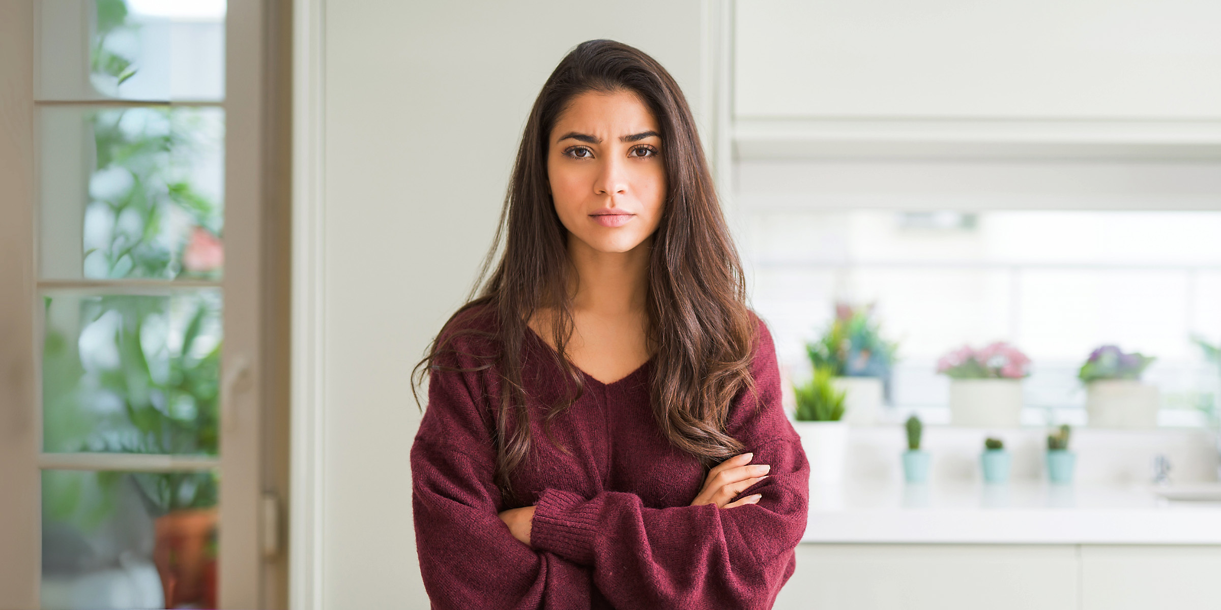 Une femme croisant les bras | Source : Shutterstock