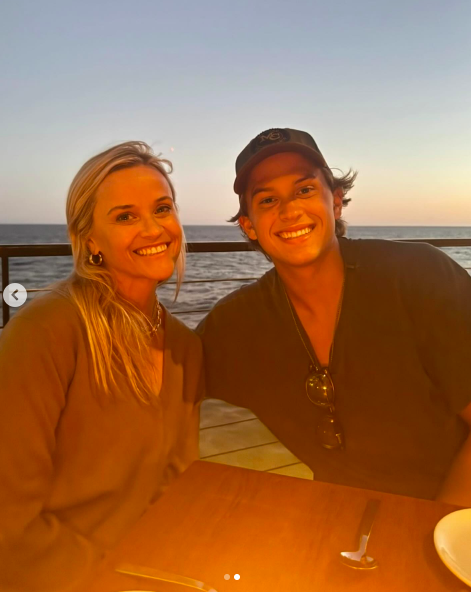 Reese Witherspoon et Deacon Phillippe souriant pour une photo, postée le 23 octobre 2024. | Source : Instagram/reesewitherspoon