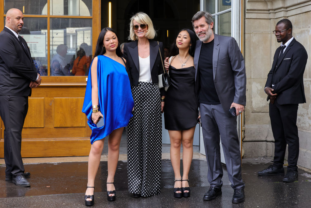 Joy Hallyday, Laetitia Hallyday, Jade Hallyday et Jalil Lespert assistent au mariage de Claude Lelouch et Valérie Perrin à la mairie du 18e arrondissement, le 17 juin 2023 à Paris, en France I Source : Getty Images