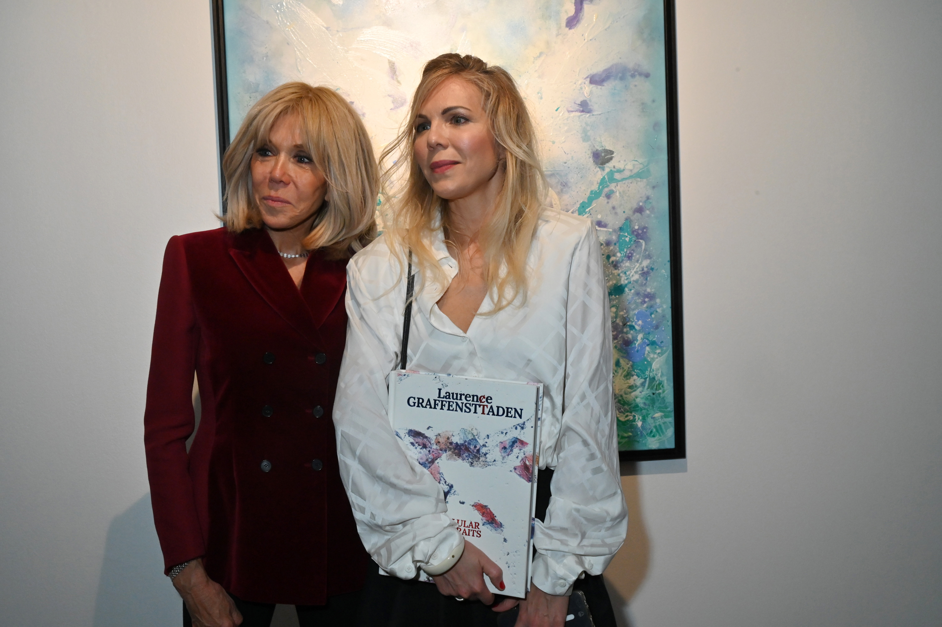 Brigitte Macron et sa fille, la peintre Laurence Auziere Jourdan, assistent au vernissage "Nos Arts Nos Coups De Coeur" de Danhoo et Laurence Graffensttaden à la galerie A2Z, le 29 avril 2025 à Paris, en France I Source Getty Images