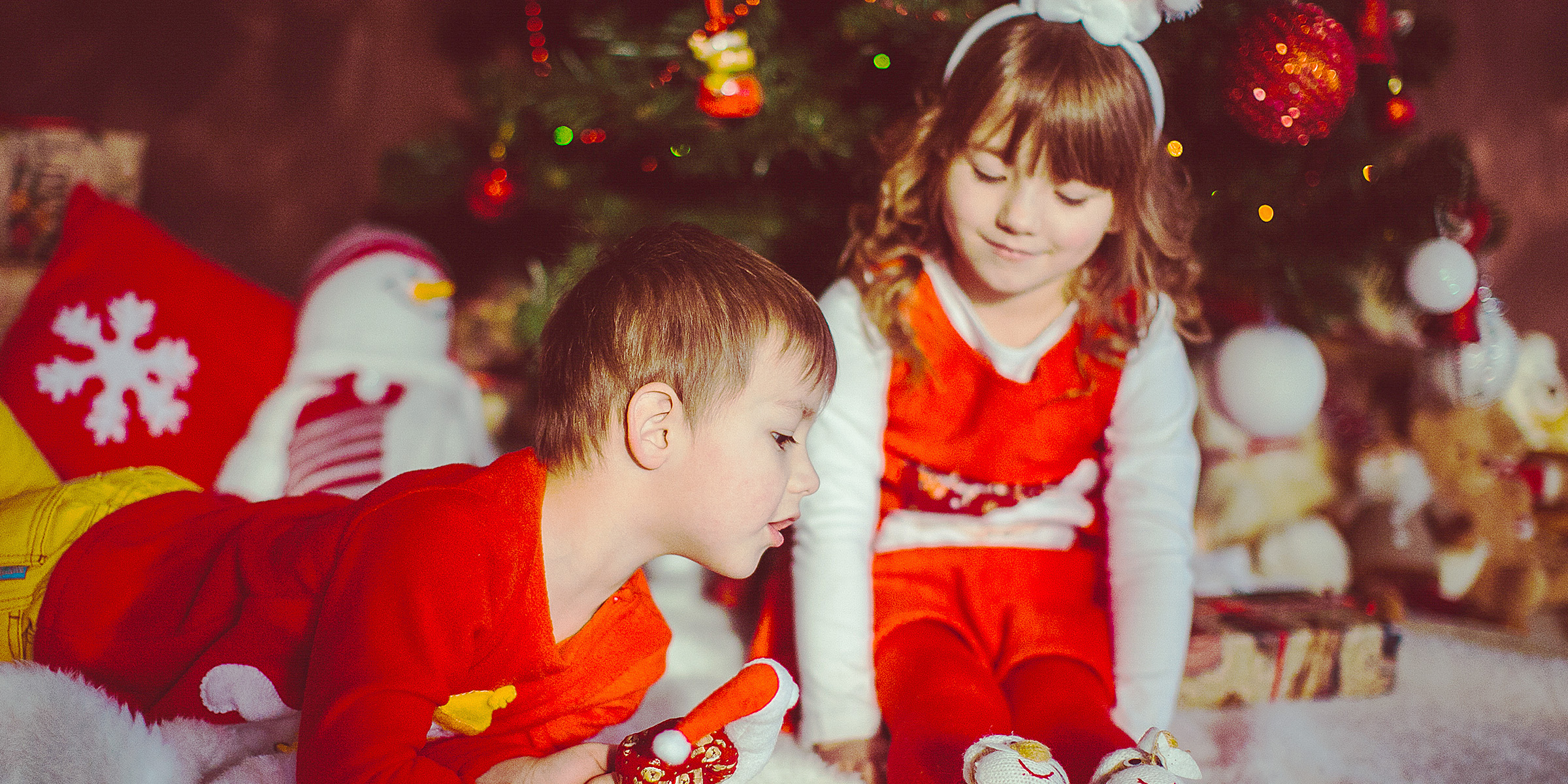 Des enfants jouent à côté d'un sapin de Noël | Source : Freepik