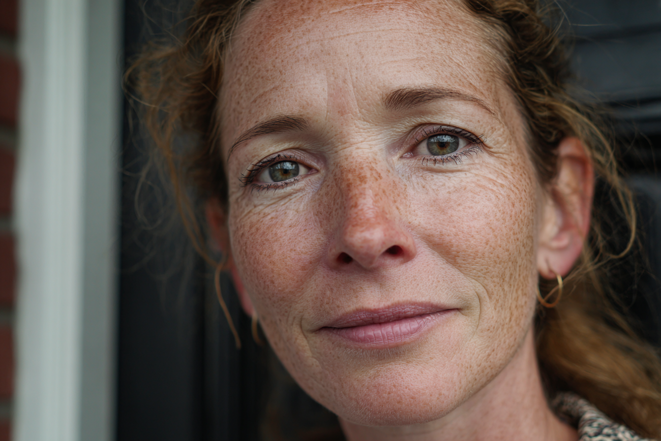 Une femme qui regarde droit devant elle | Source : Midjourney