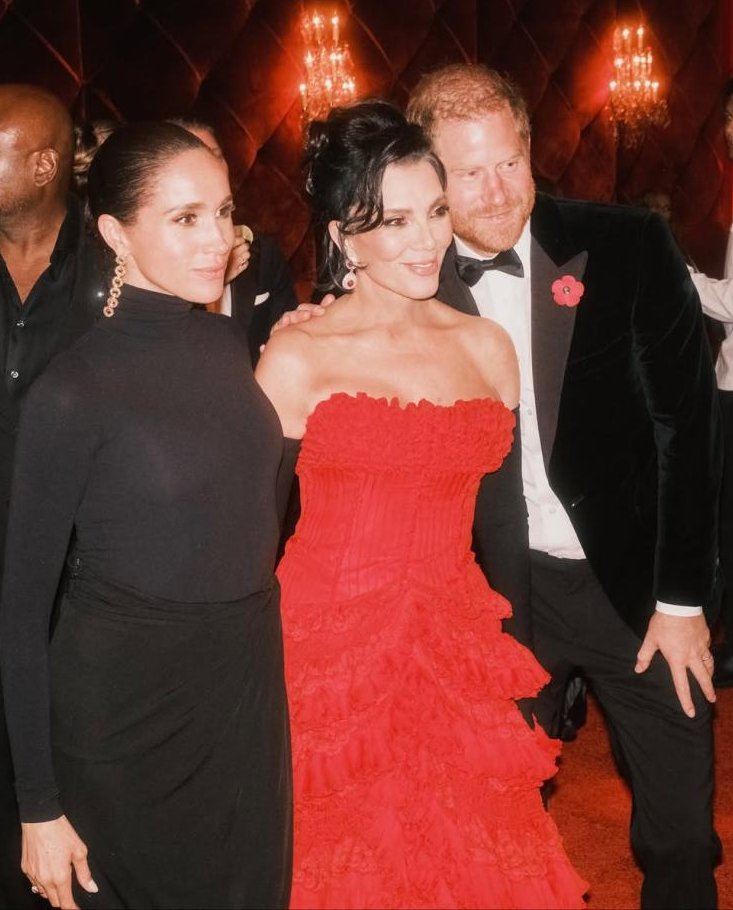 Meghan Markle, Kris Jenner et le prince Harry lors de la fête d'anniversaire des 70 ans de Kris, le 8 novembre 2025 à Beverly Hills, en Californie. | Source : X/favspopculture