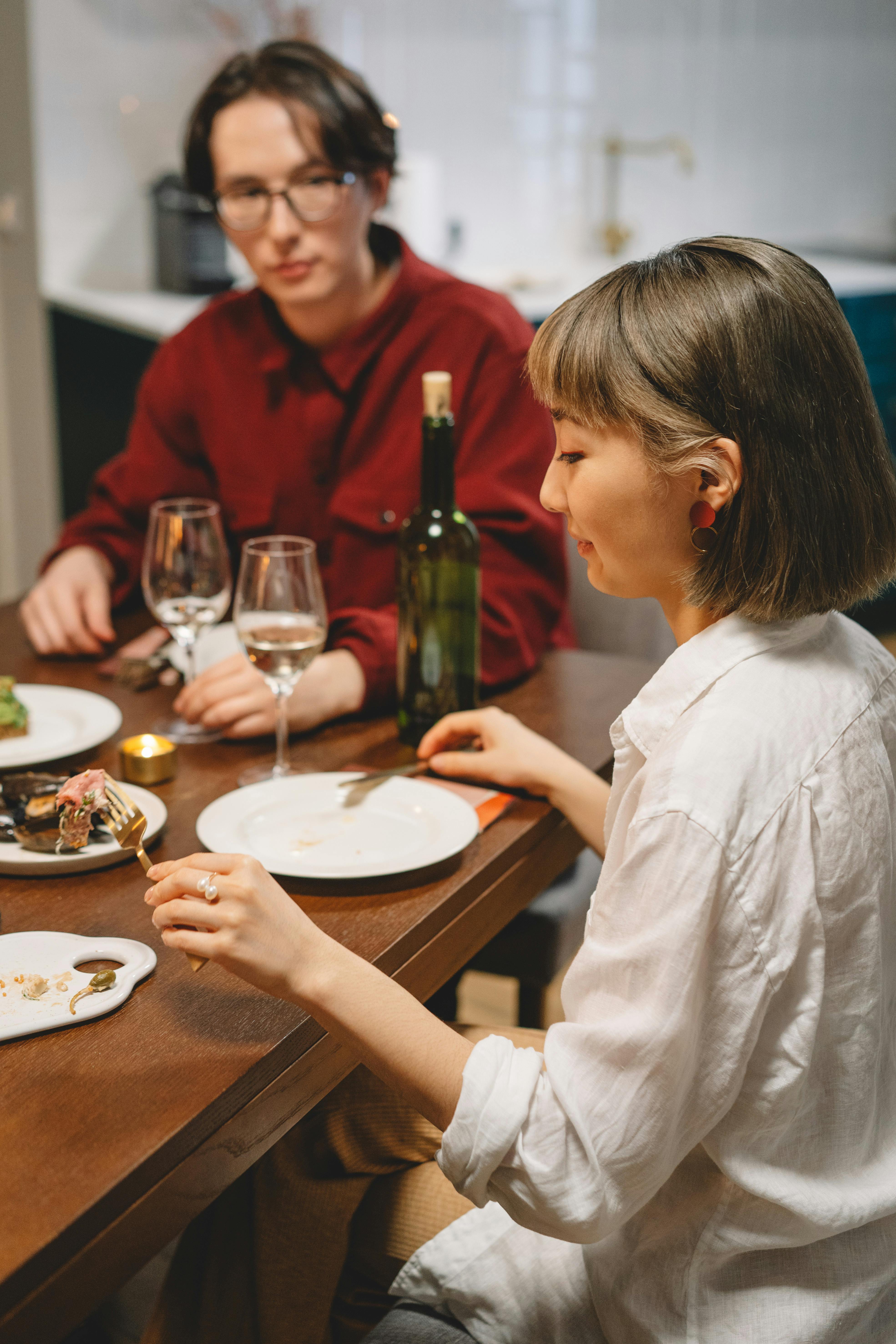 Des personnes assises à une table de dîner | Source : Pexels
