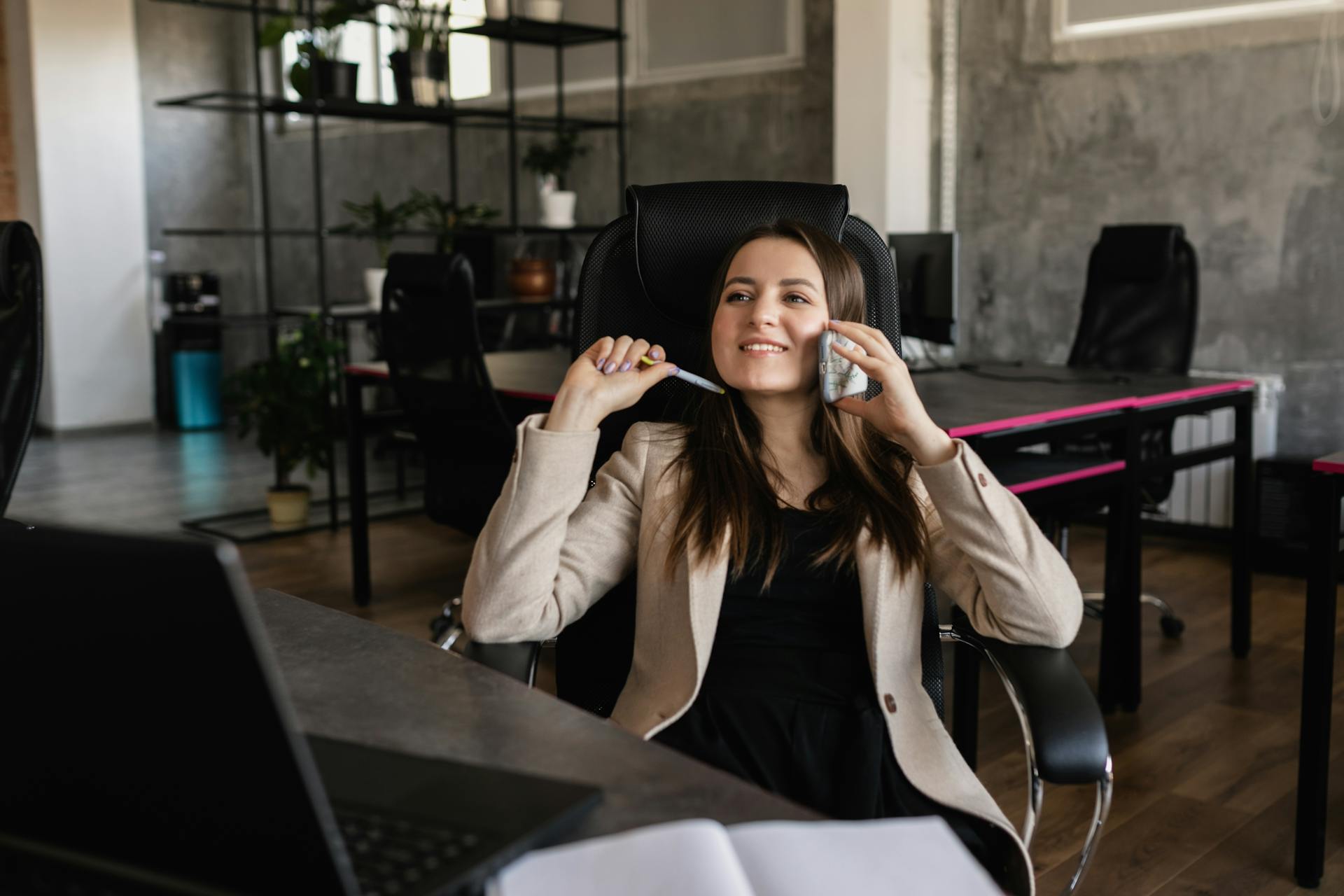 Une femme téléphonant à son bureau | Source : Pexels