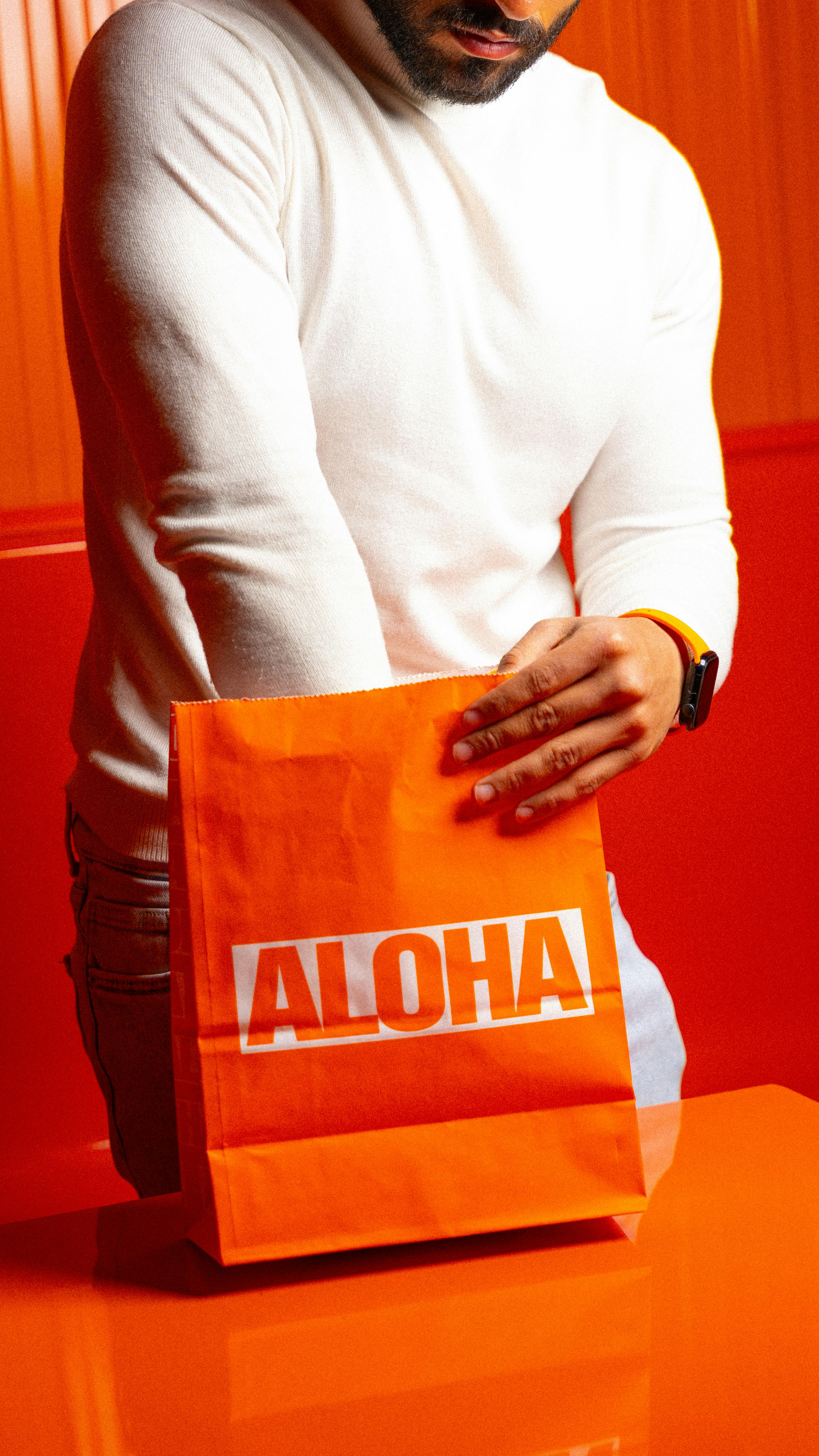 Un homme avec un sac de nourriture | Source : Pexels