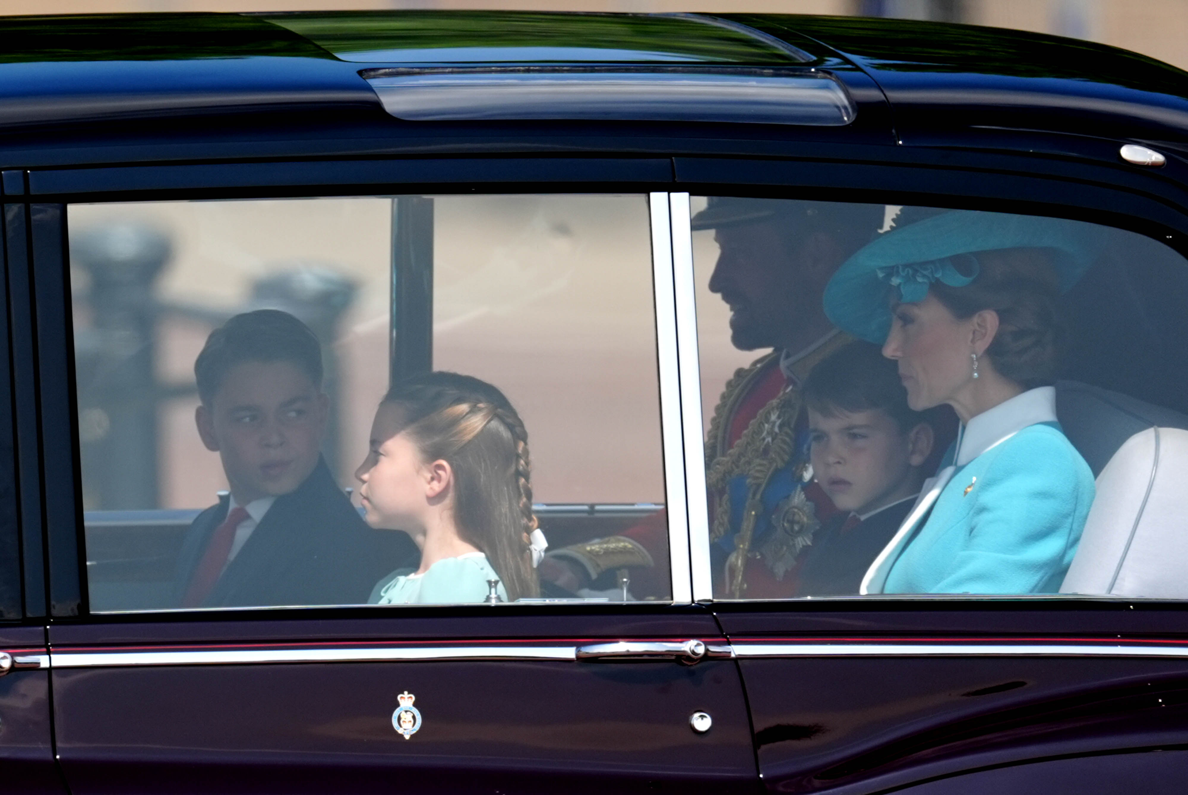 Le prince William dans une voiture avec le prince George, la princesse Charlotte, le prince Louis et la princesse Catherine. | Source : Getty Images