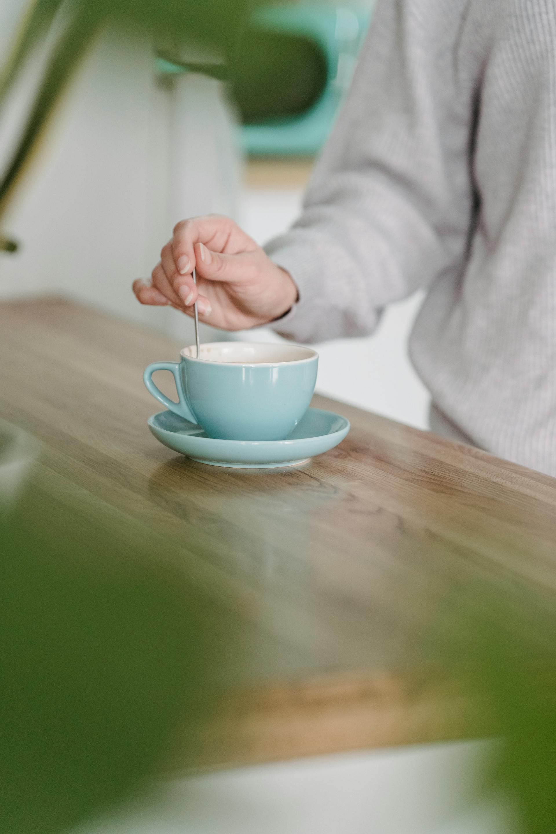 Gros plan d'une femme remuant sa tasse de café dans la cuisine | Source : Pexels