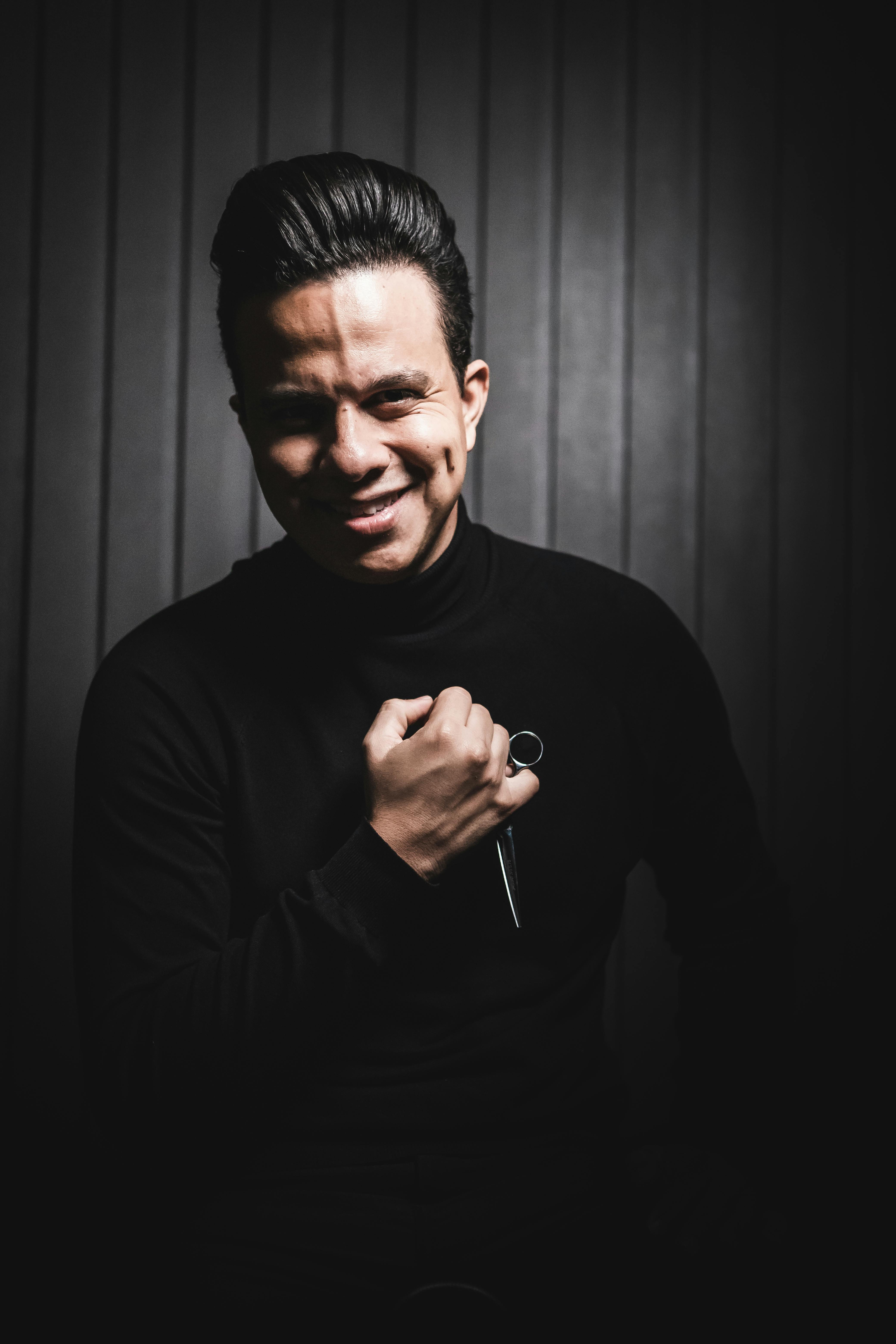 Un homme avec une fossette qui sourit | Source : Pexels