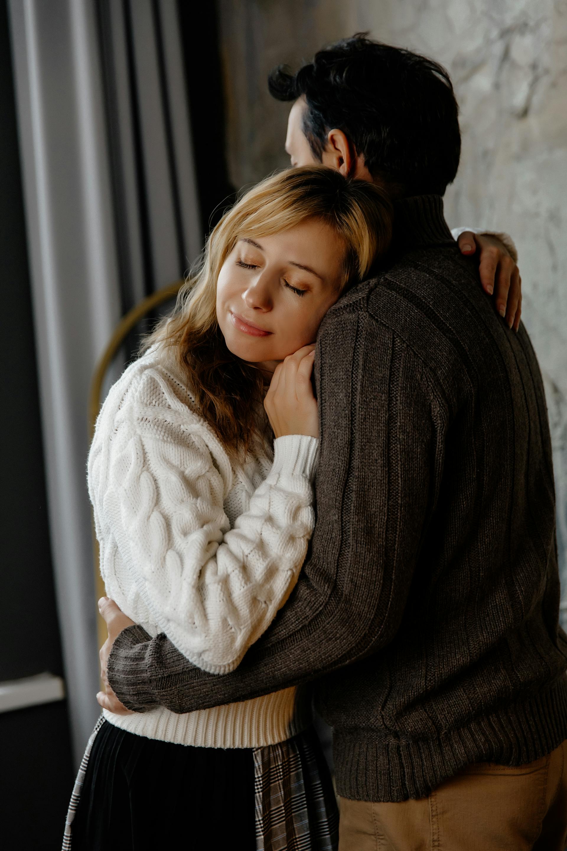 Un couple qui s'enlace | Source : Pexels