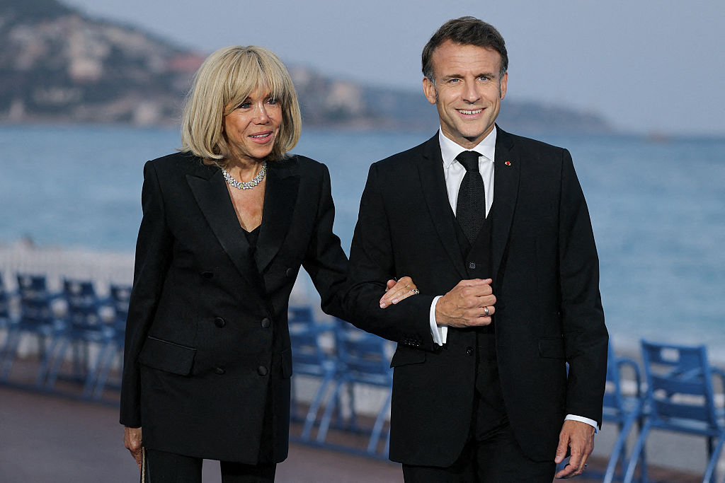 Le président français Emmanuel Macron (à droite) et son épouse Brigitte Macron posent avant un dîner en prévision de la troisième Conférence des Nations Unies sur les océans (UNOC3), à Nice, sur la Côte d'Azur, le 8 juin 2025. | Source : Getty Images
