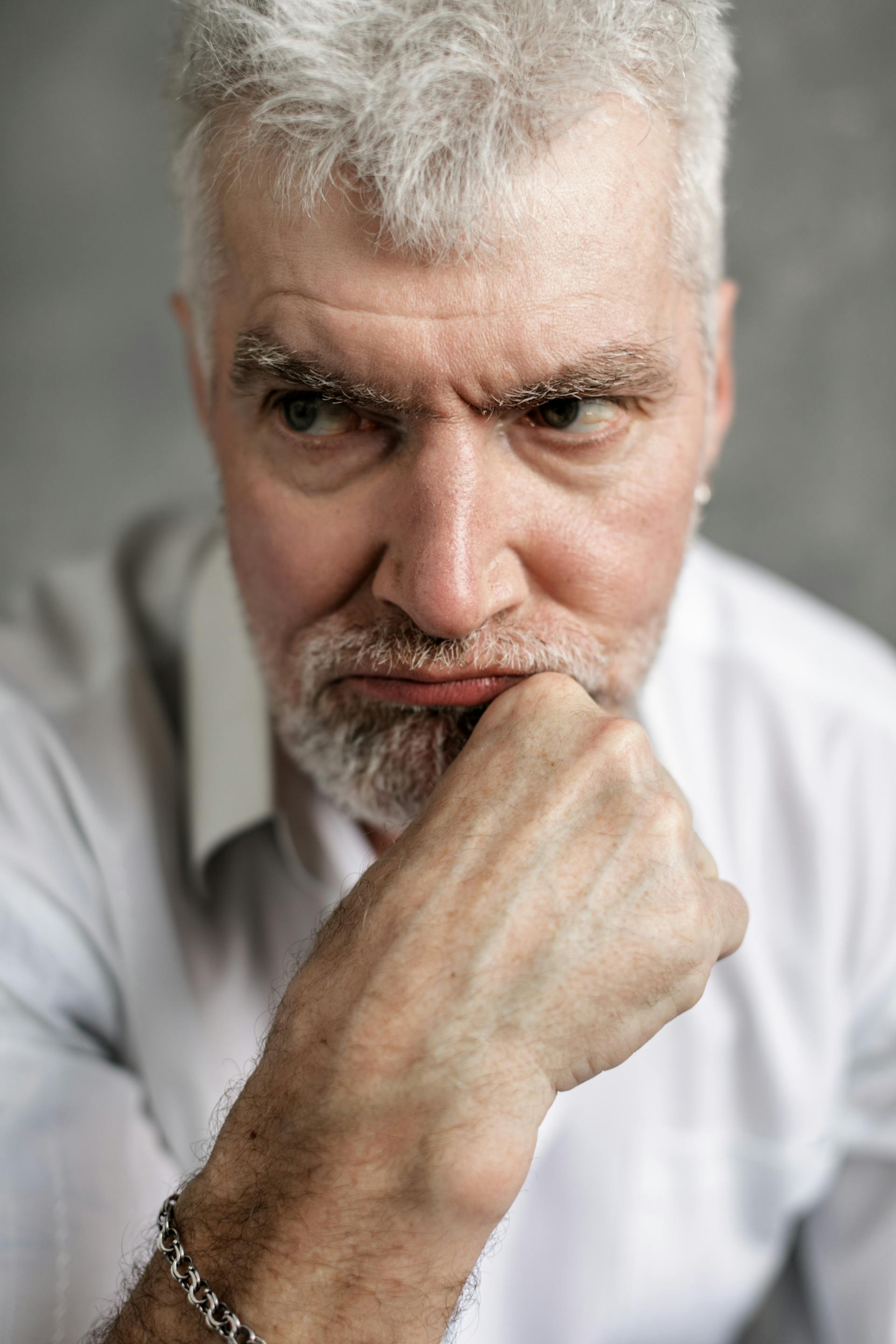 Un homme à l'air grincheux | Source : Pexels