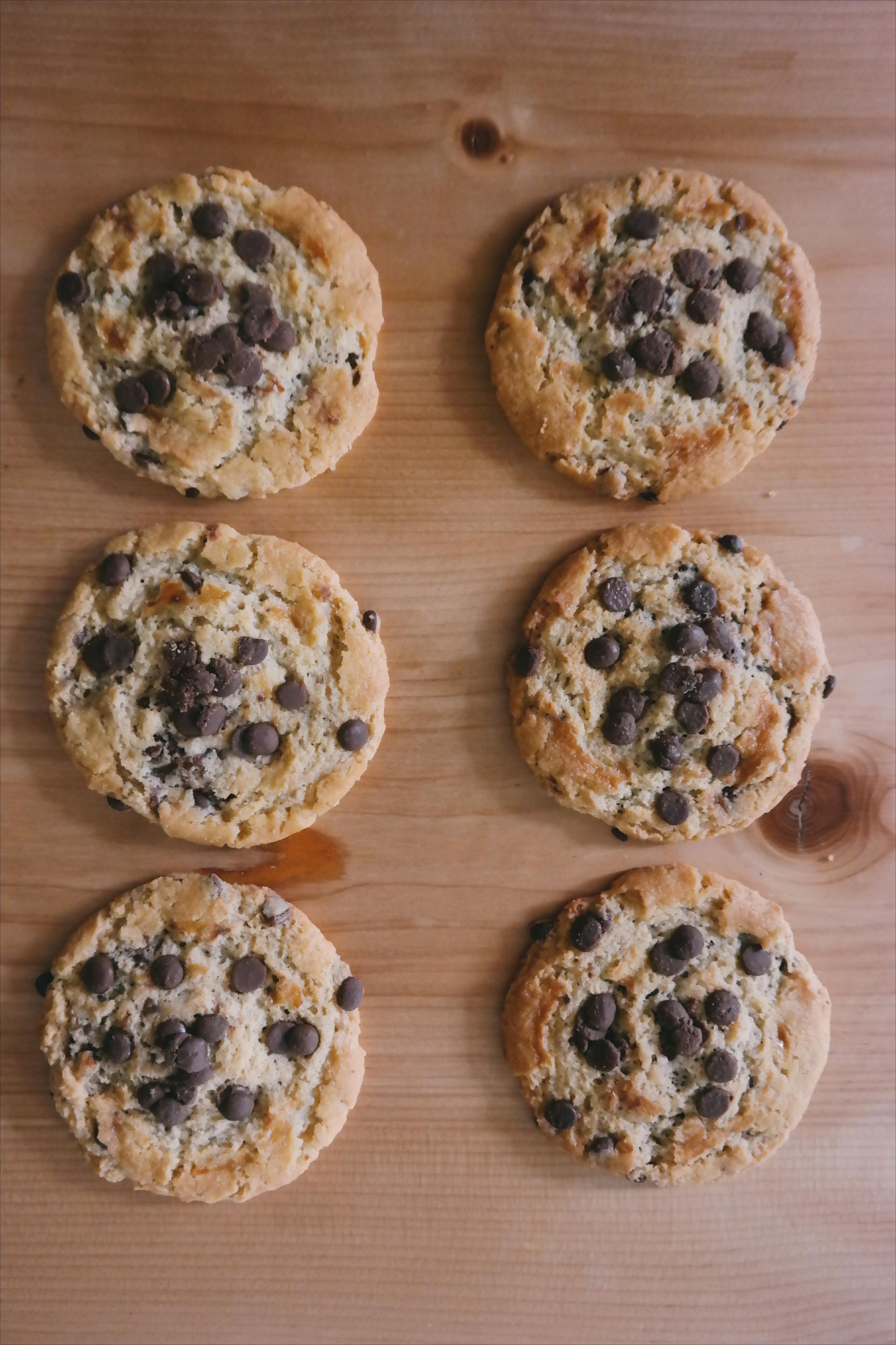 Une collection de biscuits aux pépites de chocolat sur une surface brune | Source : Pexels