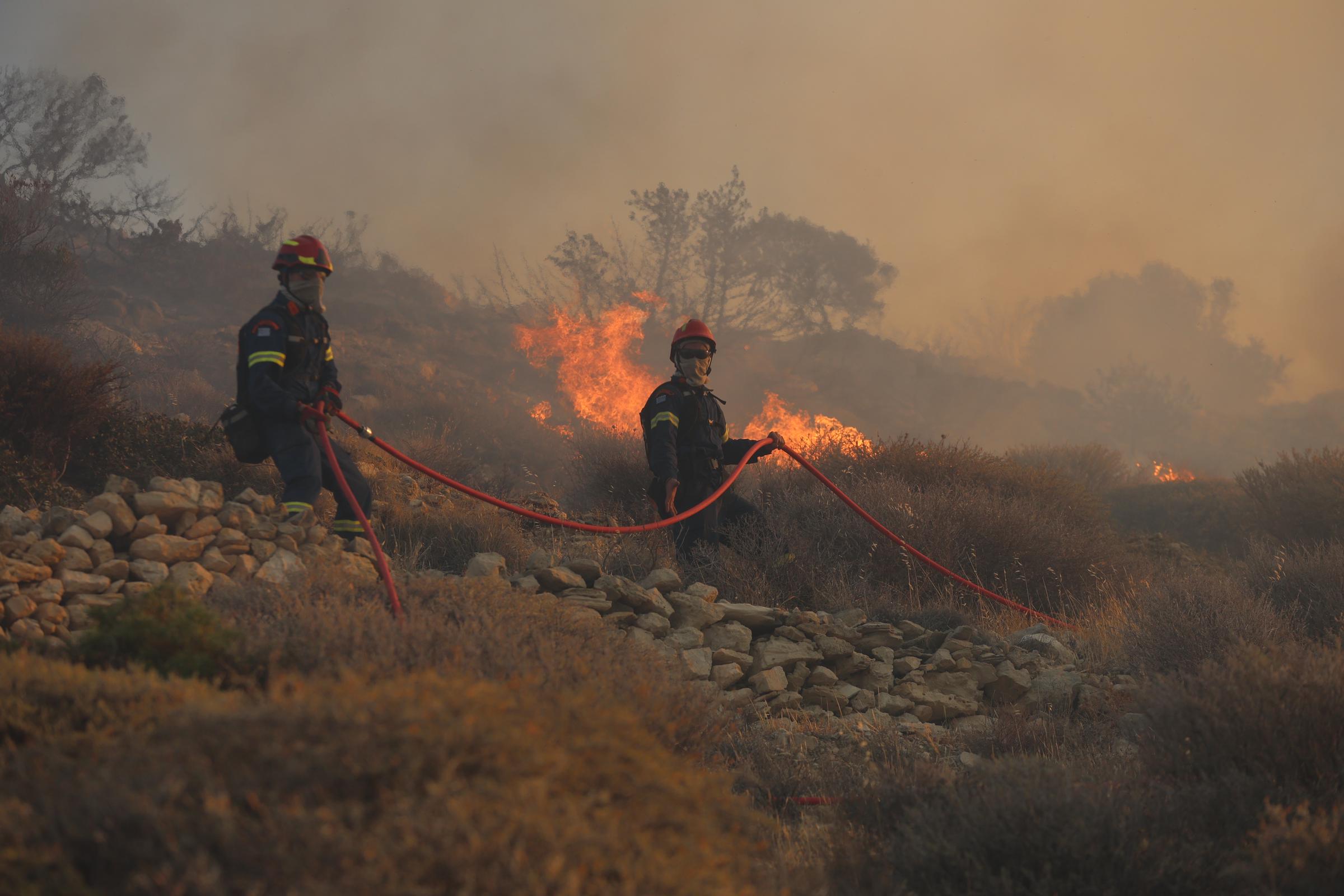 La Cr te En Flammes Plus De 1 000 Habitants Et Touristes vacu es 