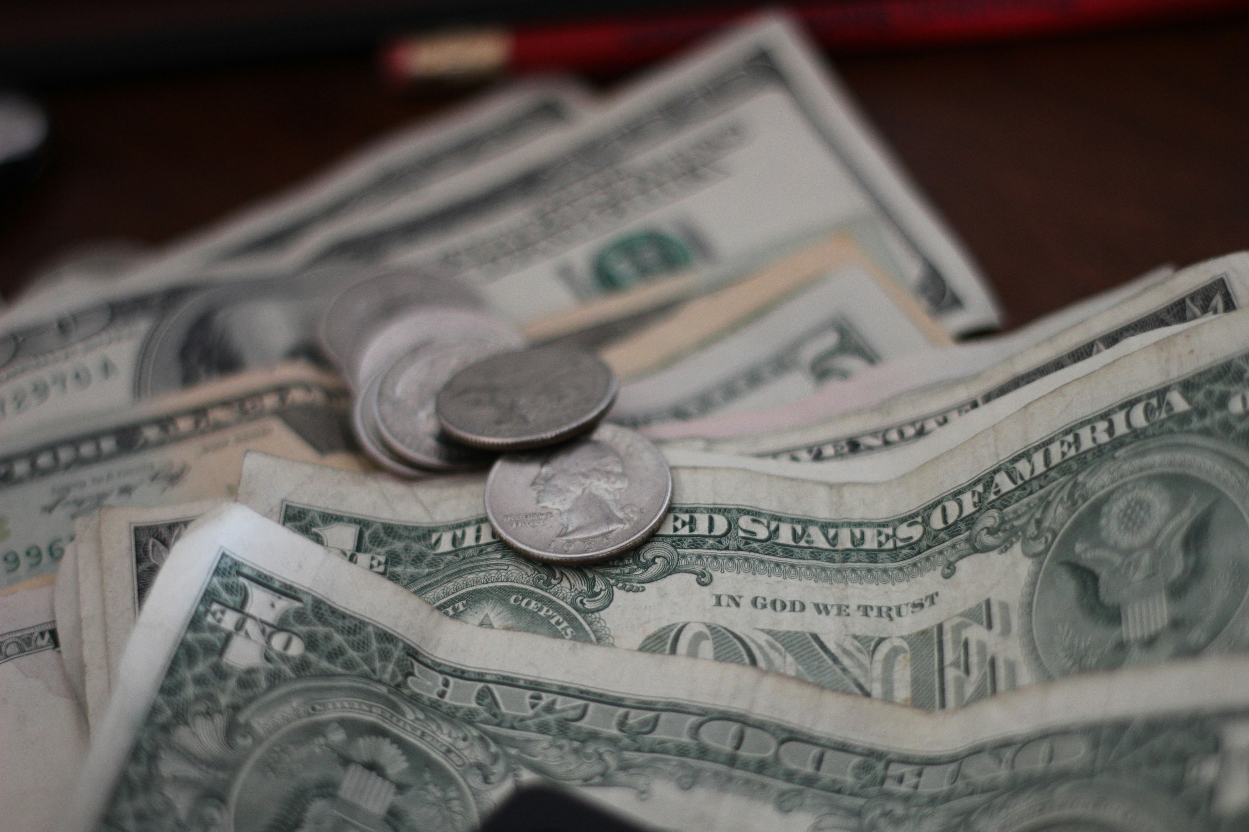 Gros plan sur des dollars et des pièces de monnaie | Source : Unsplash