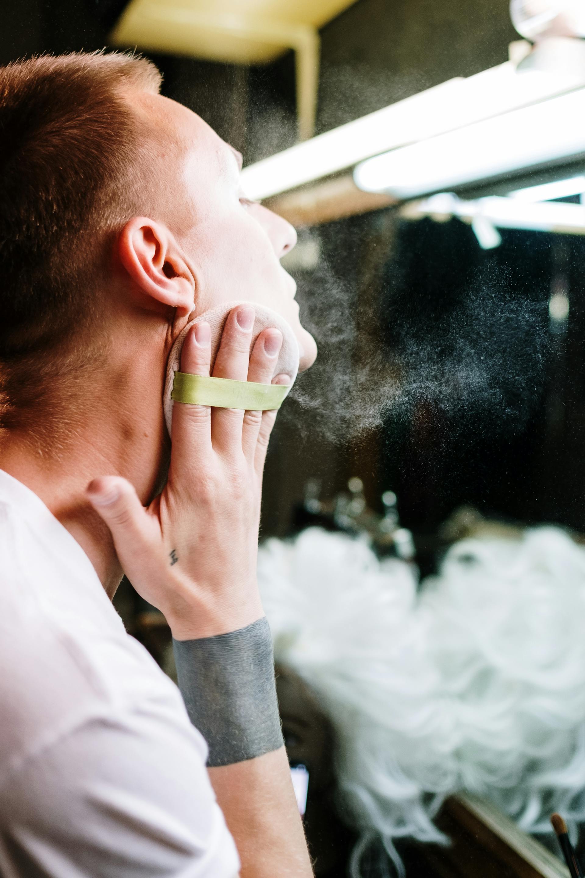 Une drag queen en train de se maquiller | Source : Pexels