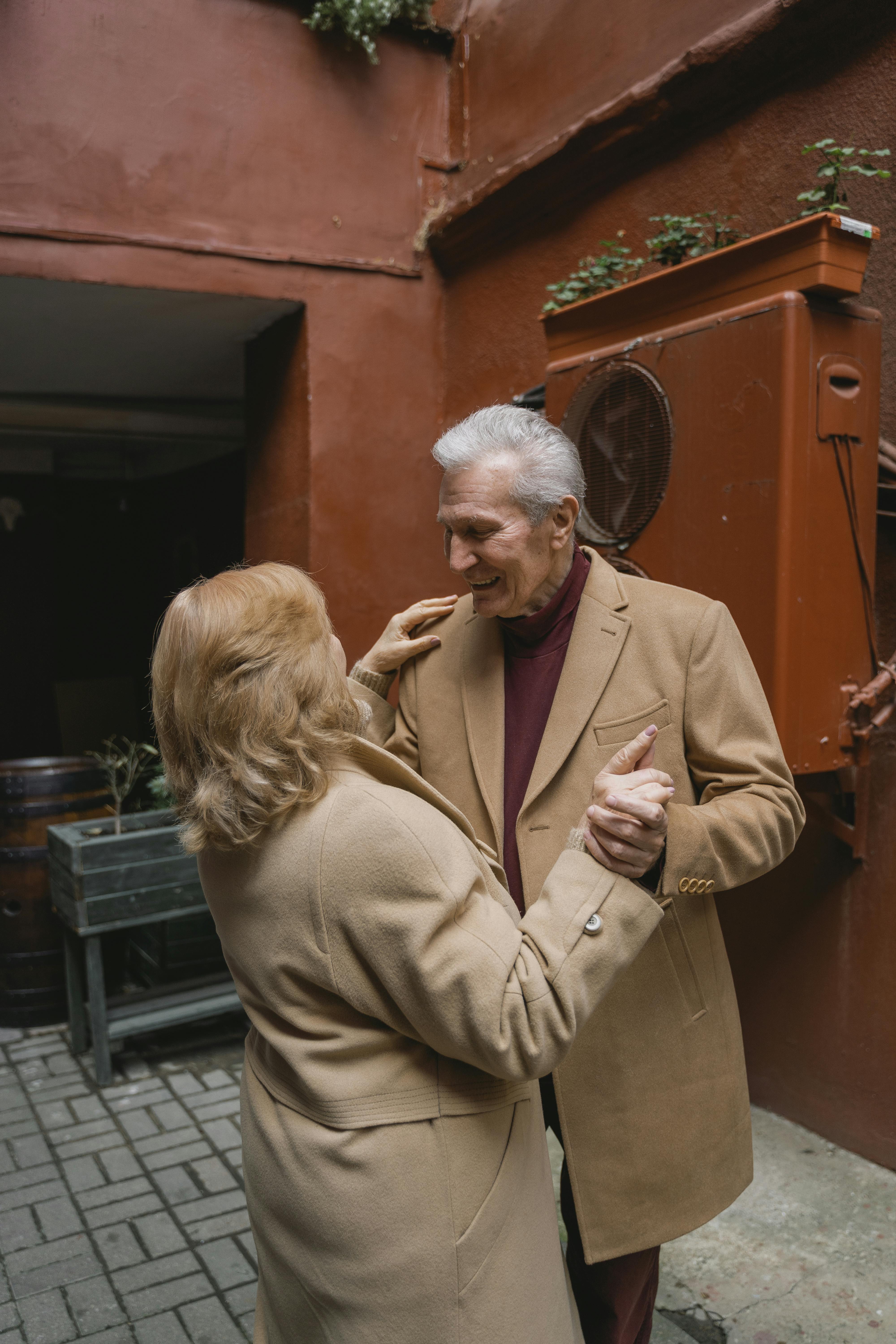 Un couple heureux qui danse | Source : Pexels