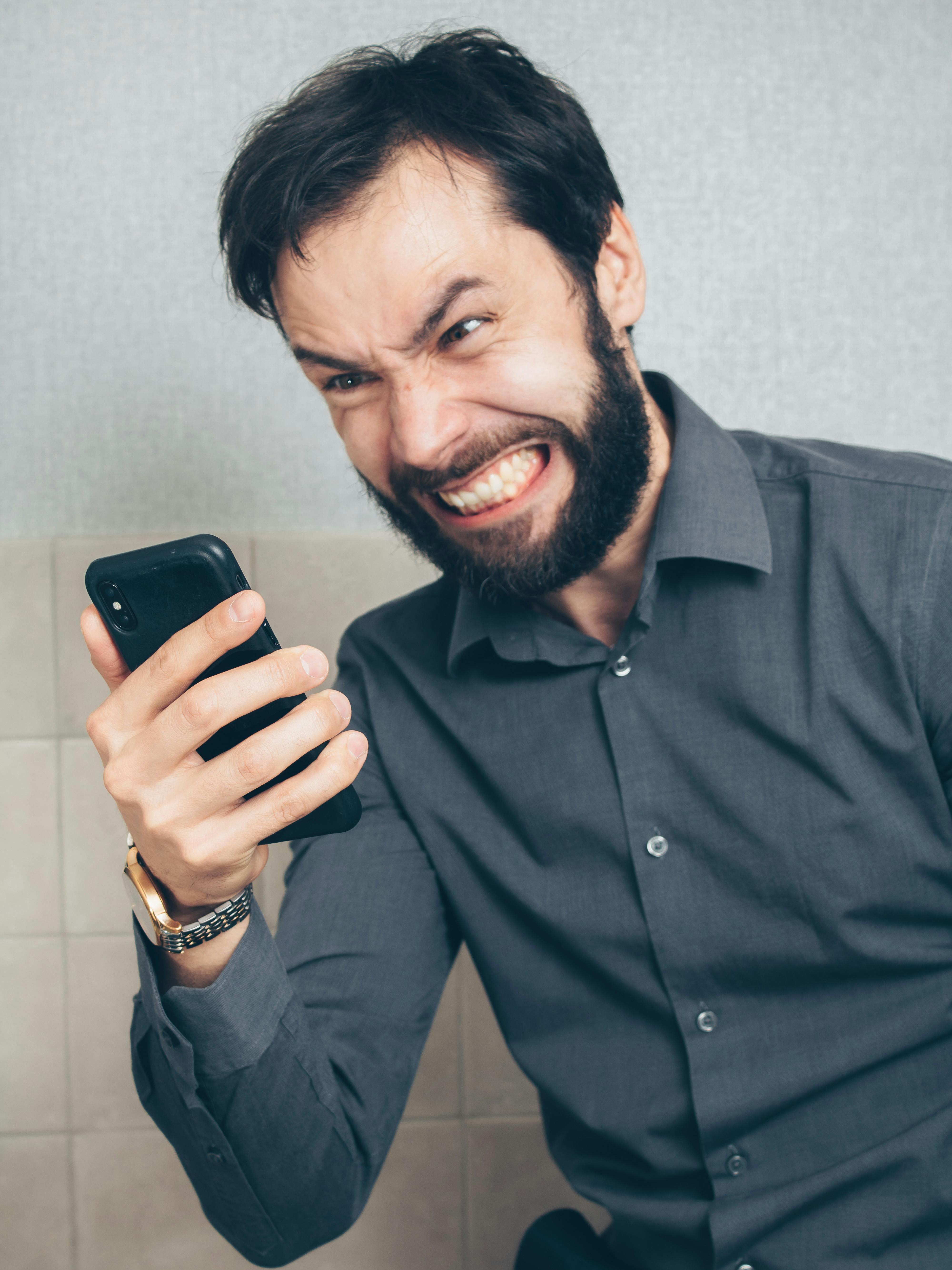 Un homme en colère qui regarde un téléphone | Source : Pexels