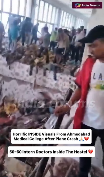 Des groupes se rassemblent sur un étage supérieur fracturé, jetant un coup d'œil dans l'épave alors que les opérations de sauvetage se poursuivent, posté le 12 juin 2025 | Source : Instagram/indiaforums
