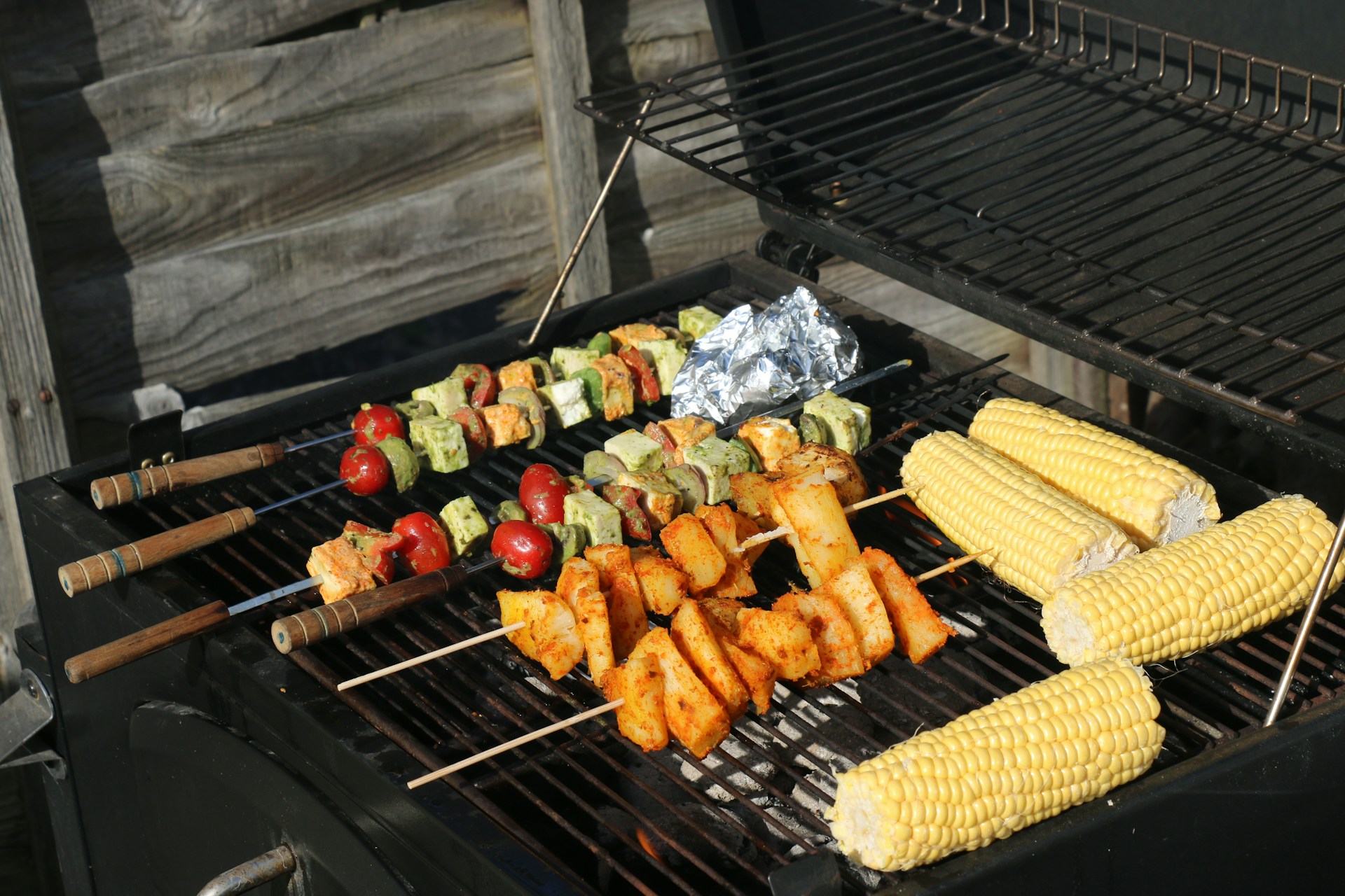 Nourriture sur une grille de barbecue | Source : Unsplash