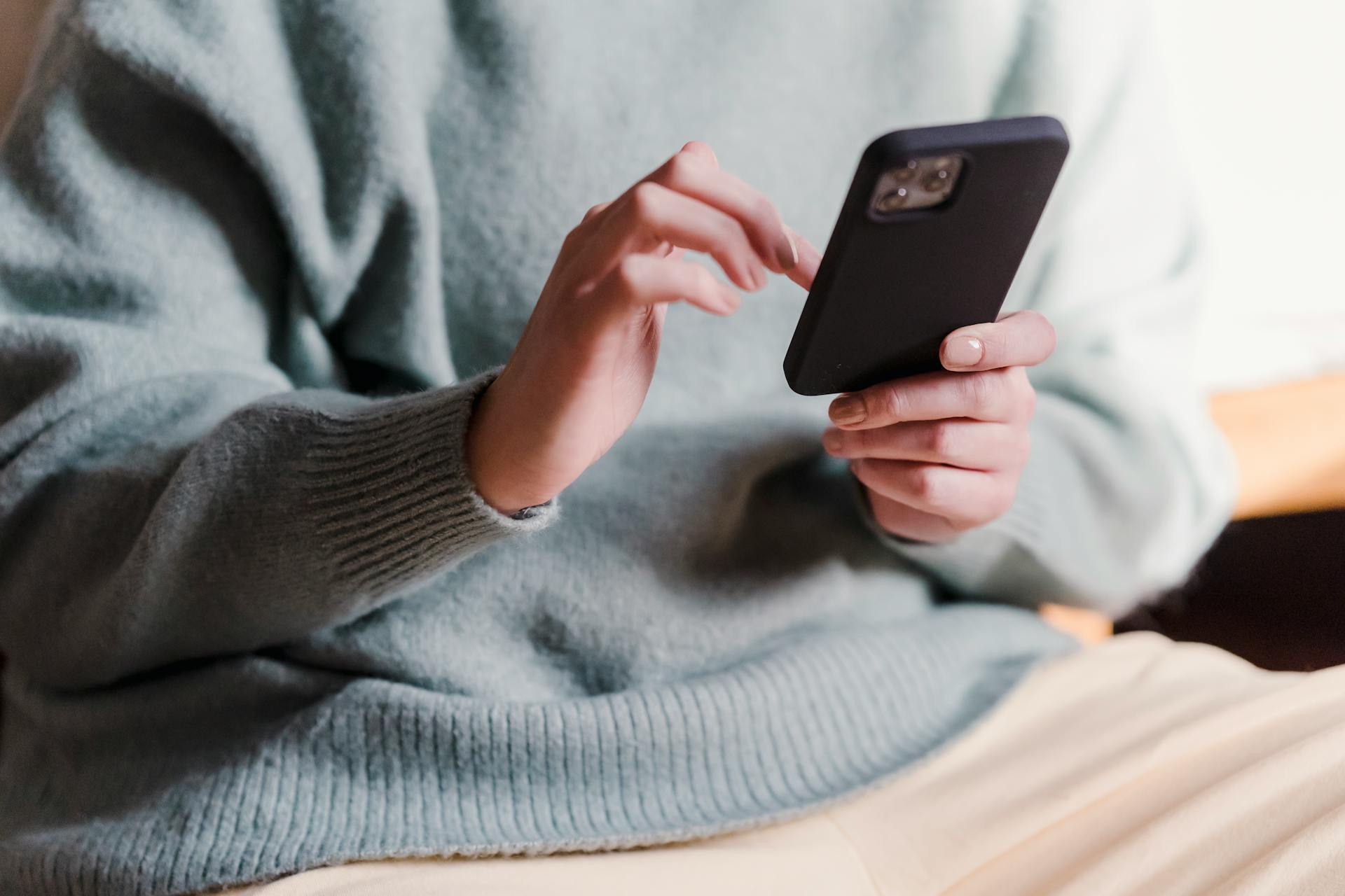 Une femme utilisant son téléphone portable | Source : Pexels