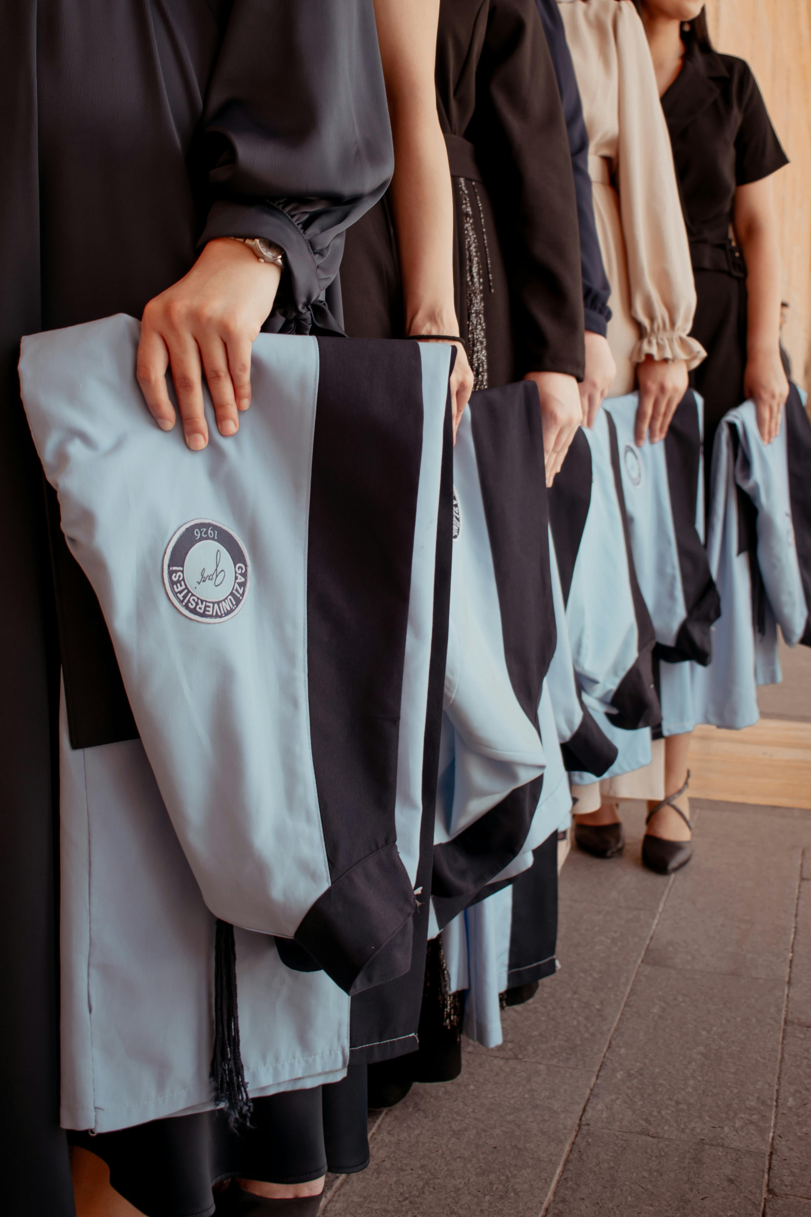 Des diplômés alignés | Source : Pexels