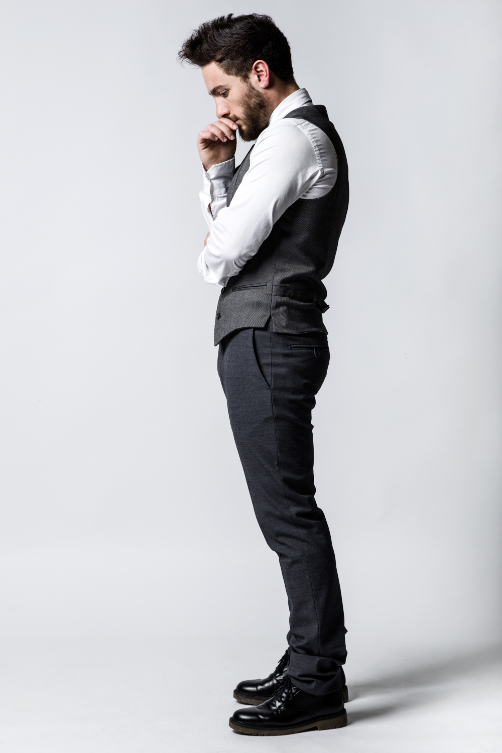Un homme plein de regrets | Source : Freepik