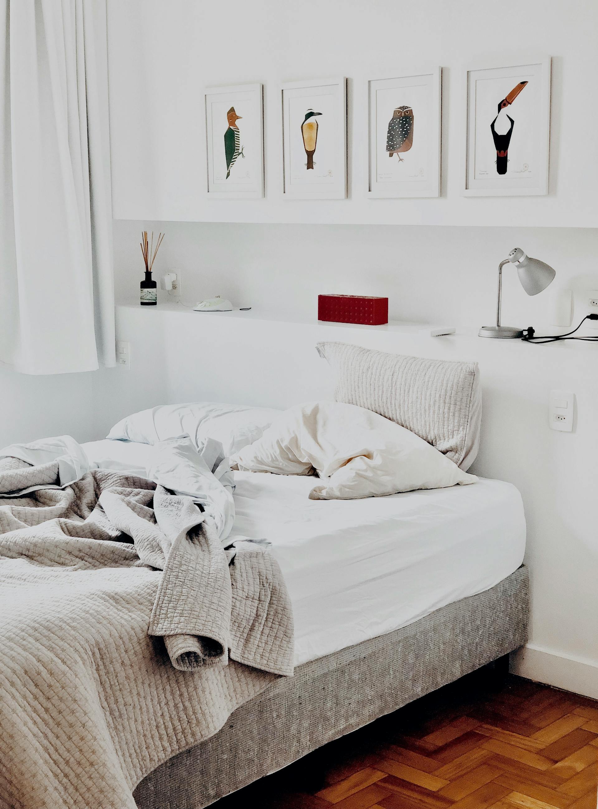 Un lit défait dans une chambre à coucher | Source : Pexels