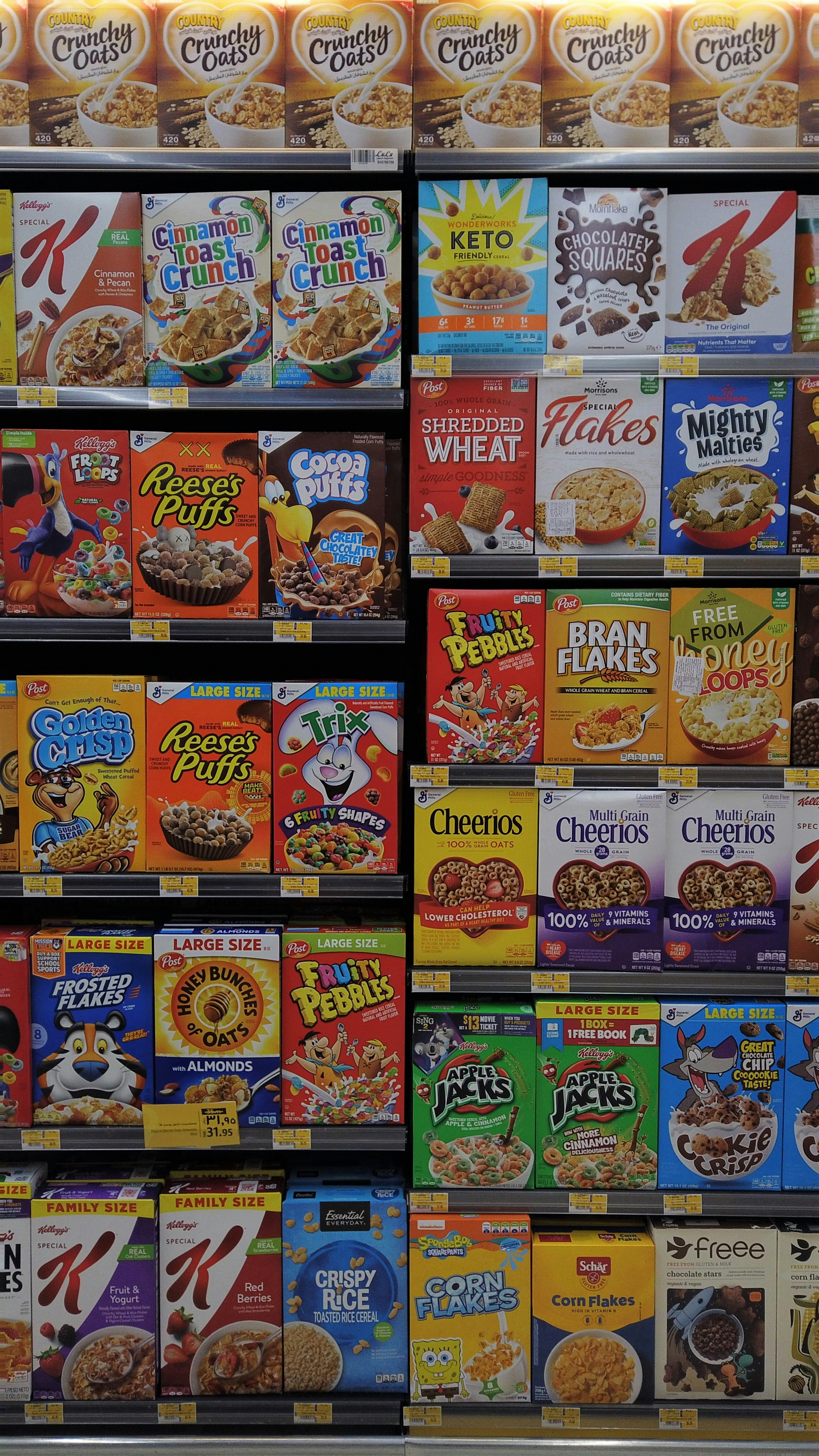 Une allée de céréales dans un magasin | Source : Unsplash