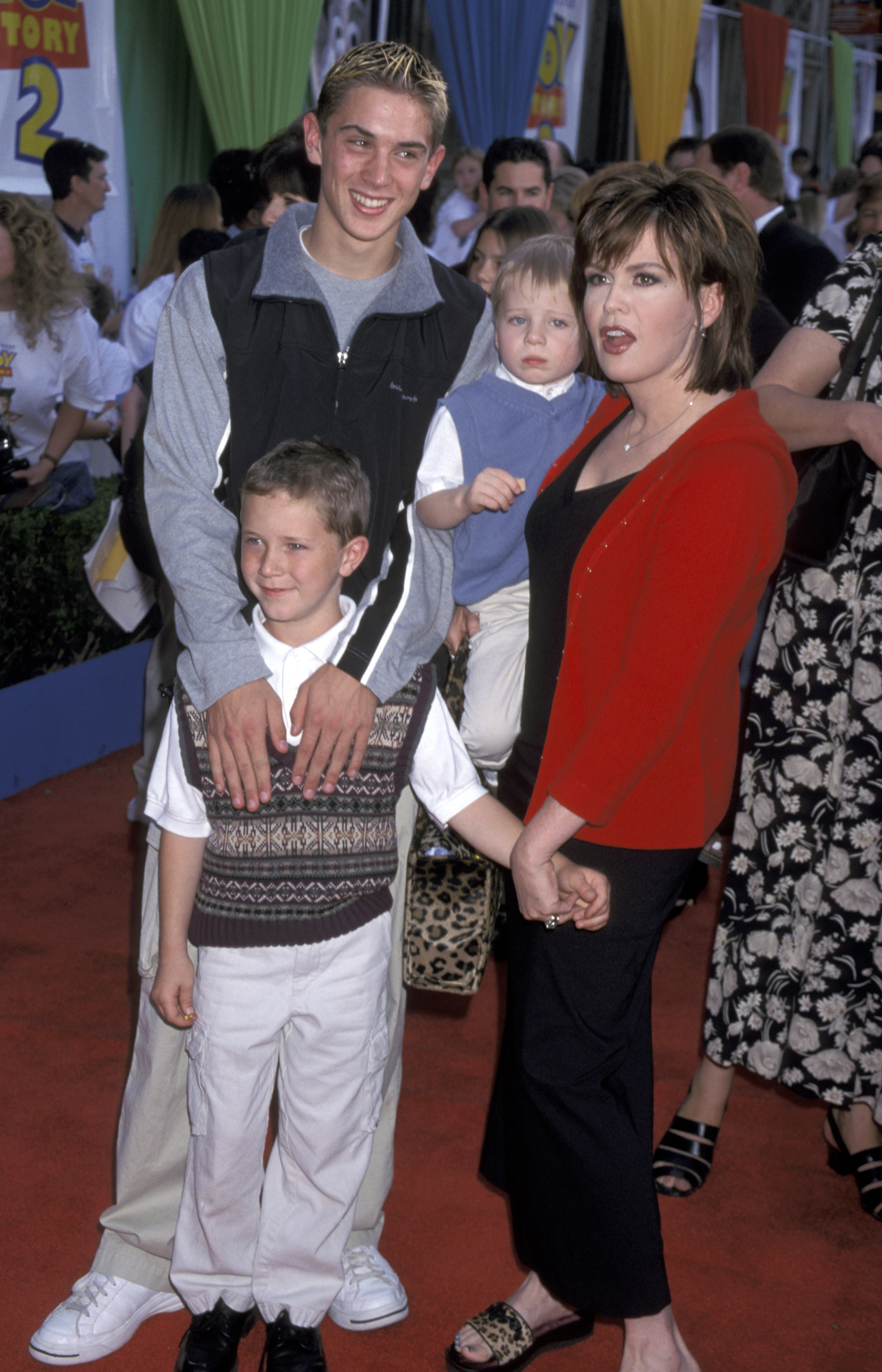 Marie Osmond avec ses fils Stephen, Michael et Brandon lors de la première mondiale de « Toy Story 2 » en 1999. | Source : Getty Images