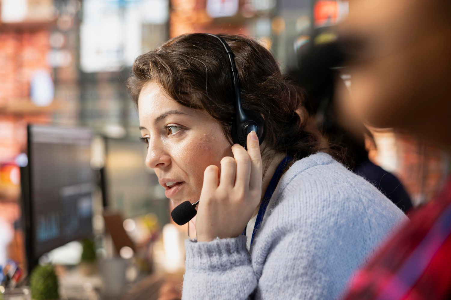 Une opératrice engagée sur un appel | Source : Freepik