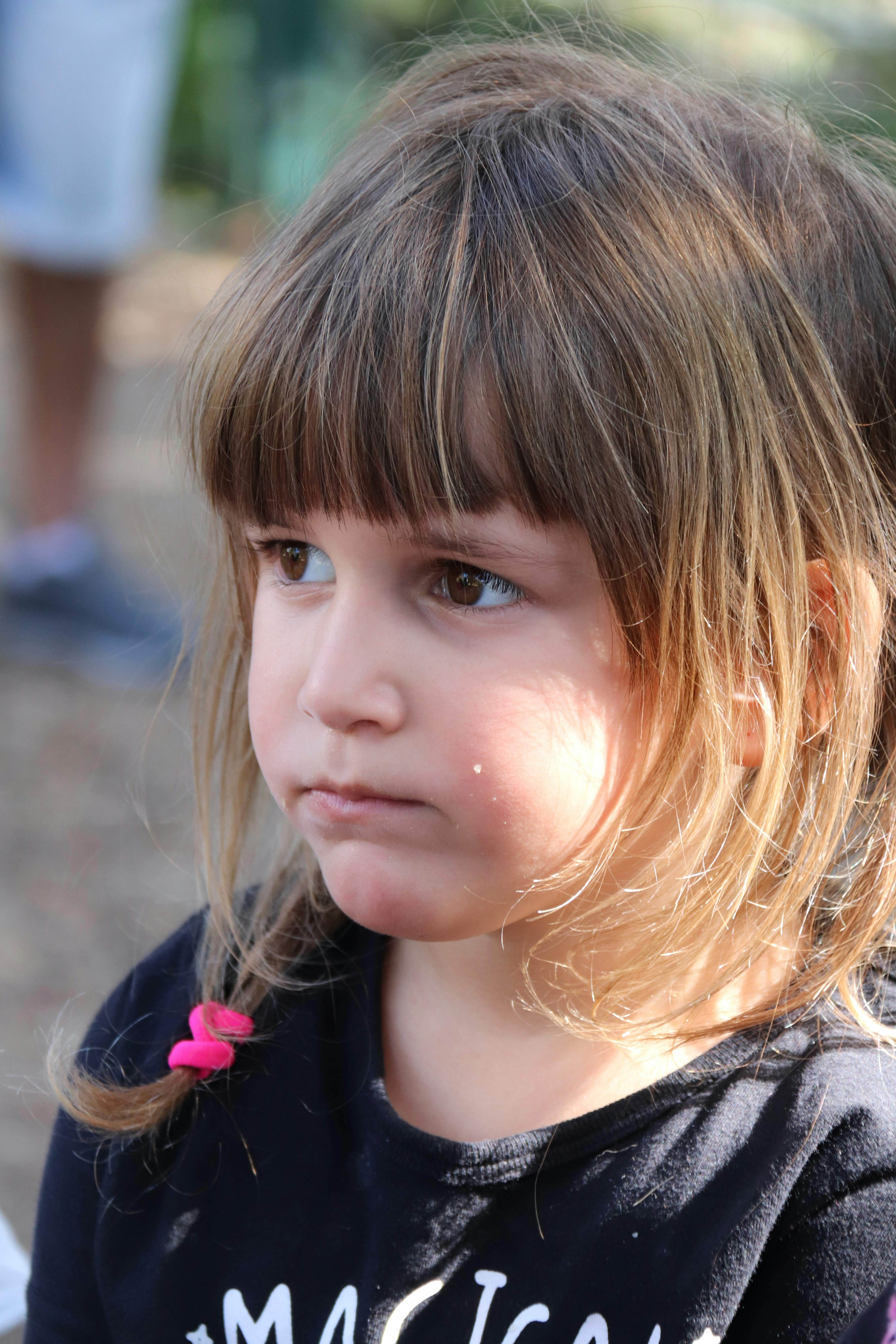 Une petite fille pensive | Source : Unsplash