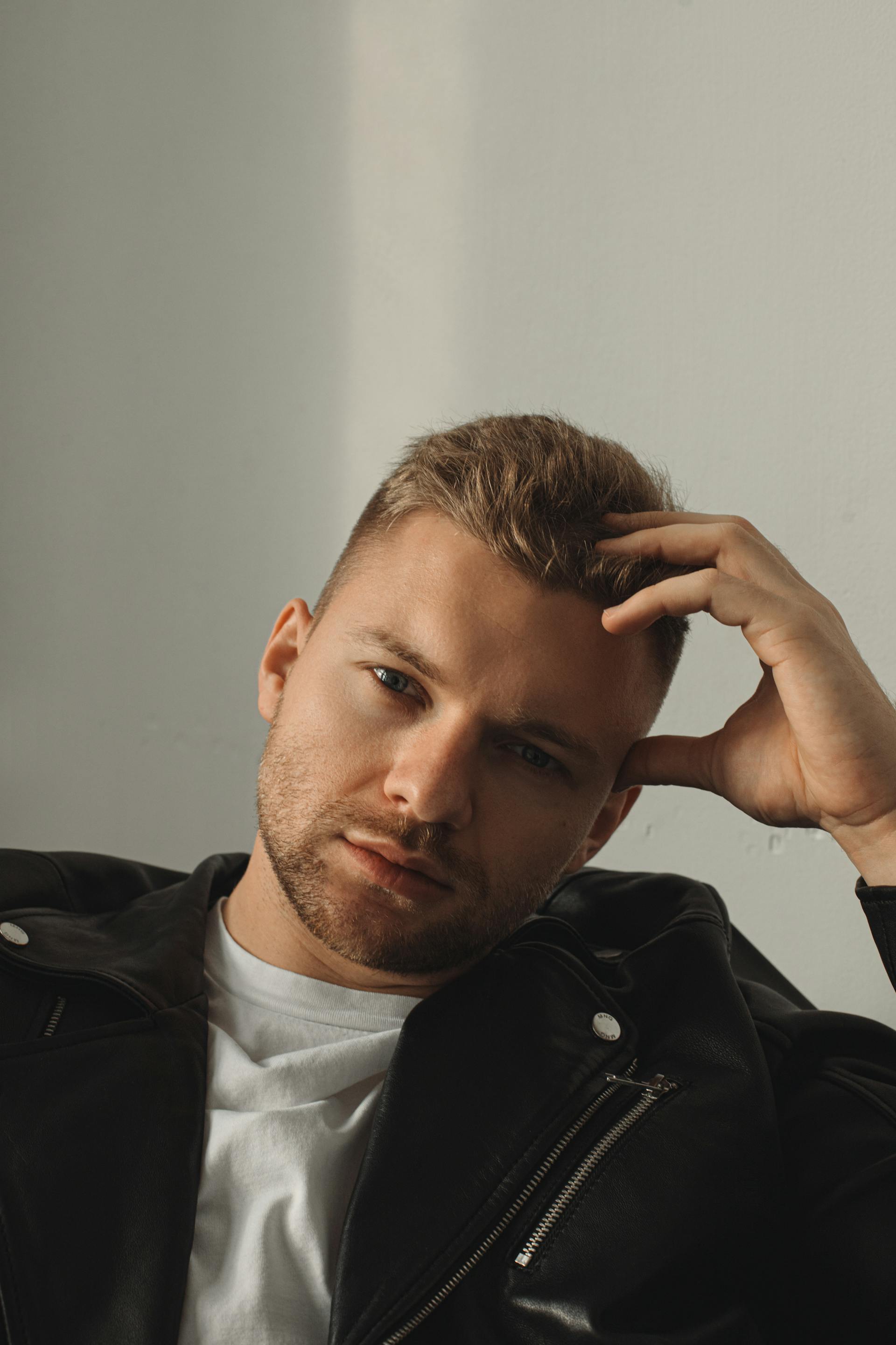 Un homme pensif | Source : Pexels