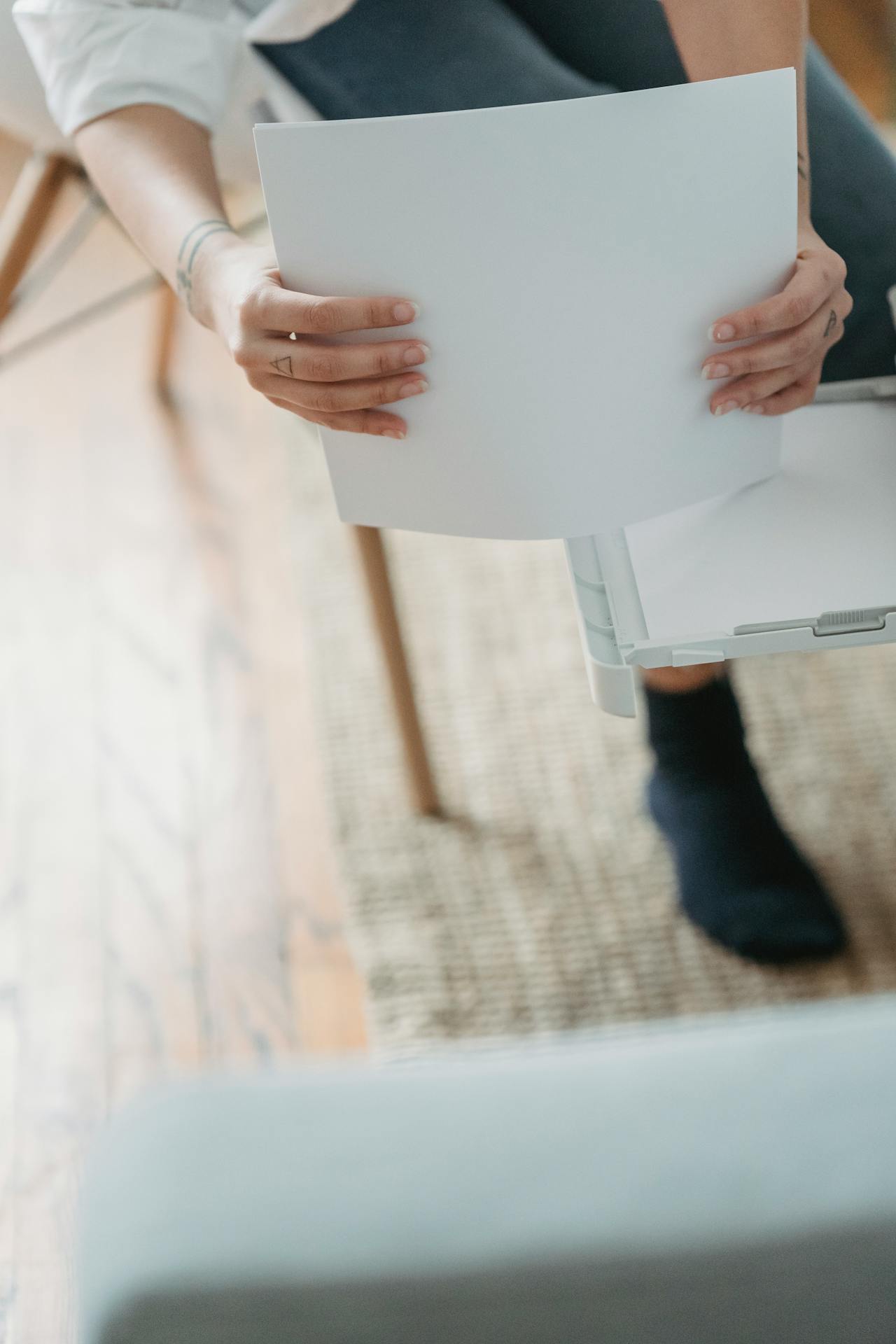 Une femme tenant une pile de papiers | Source : Pexels