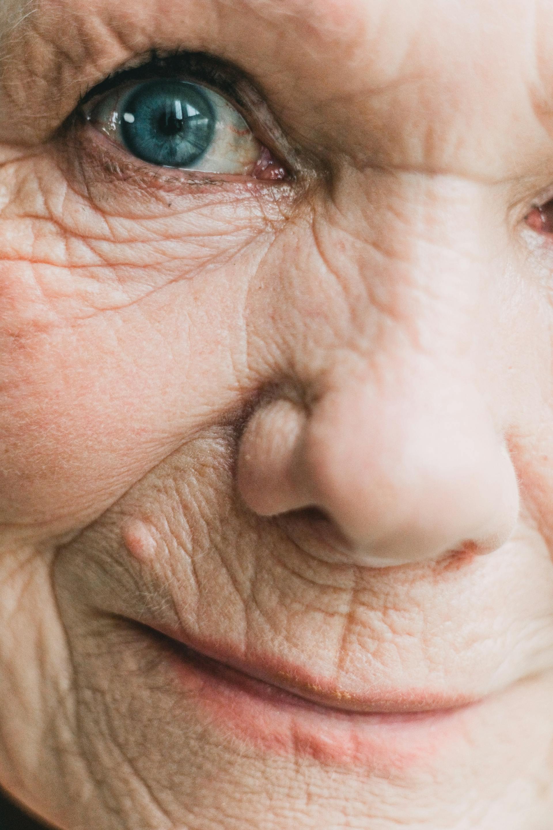 Gros plan sur le visage d'une dame âgée | Source : Pexels
