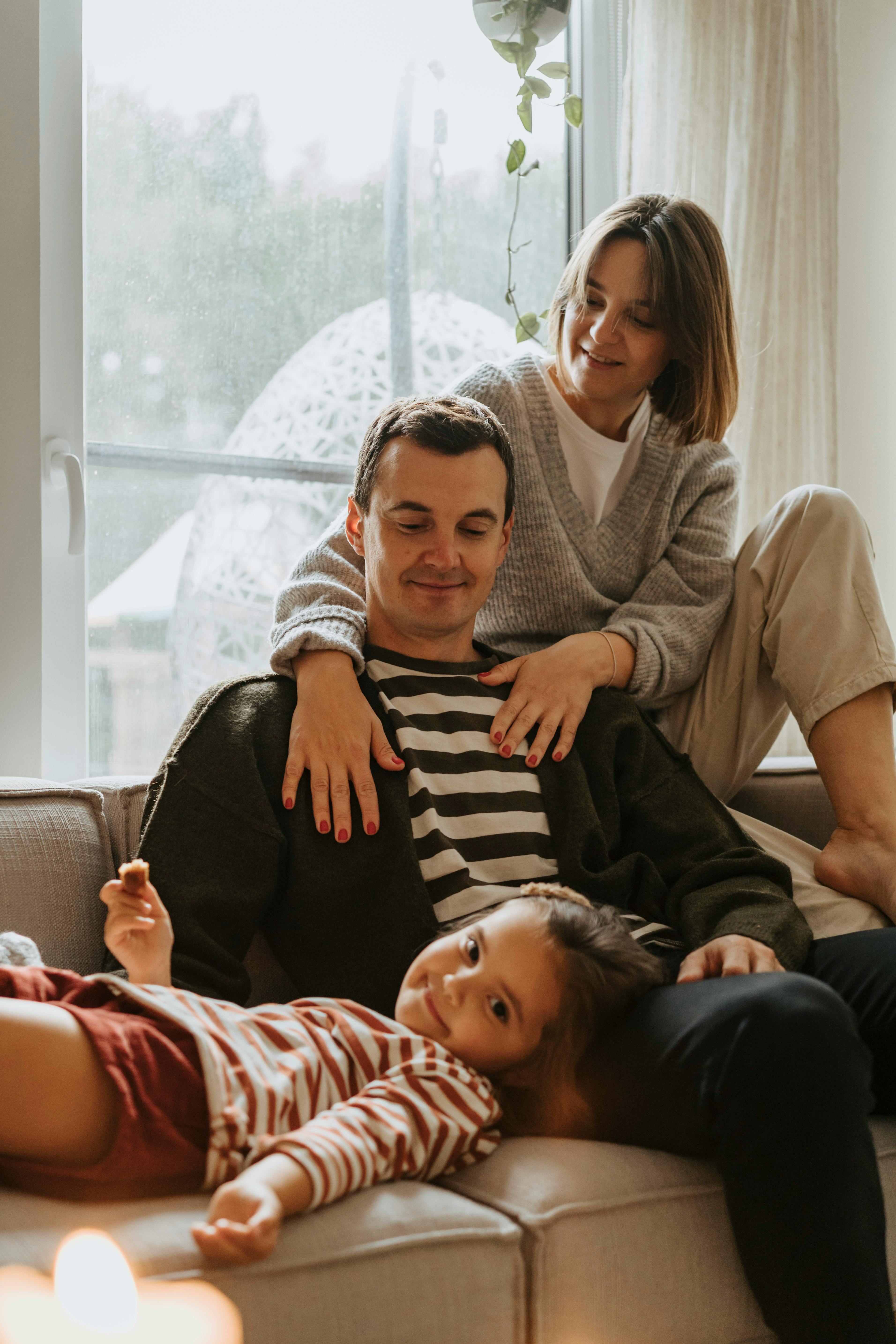 Une famille heureuse de trois personnes | Source : Pexels