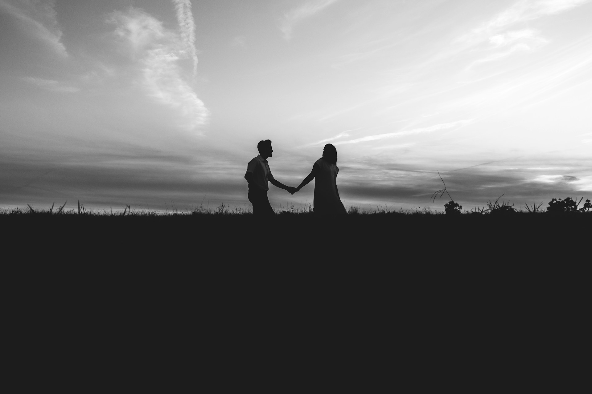 Photo monochrome d'un couple marchant ensemble | Source : Unsplash