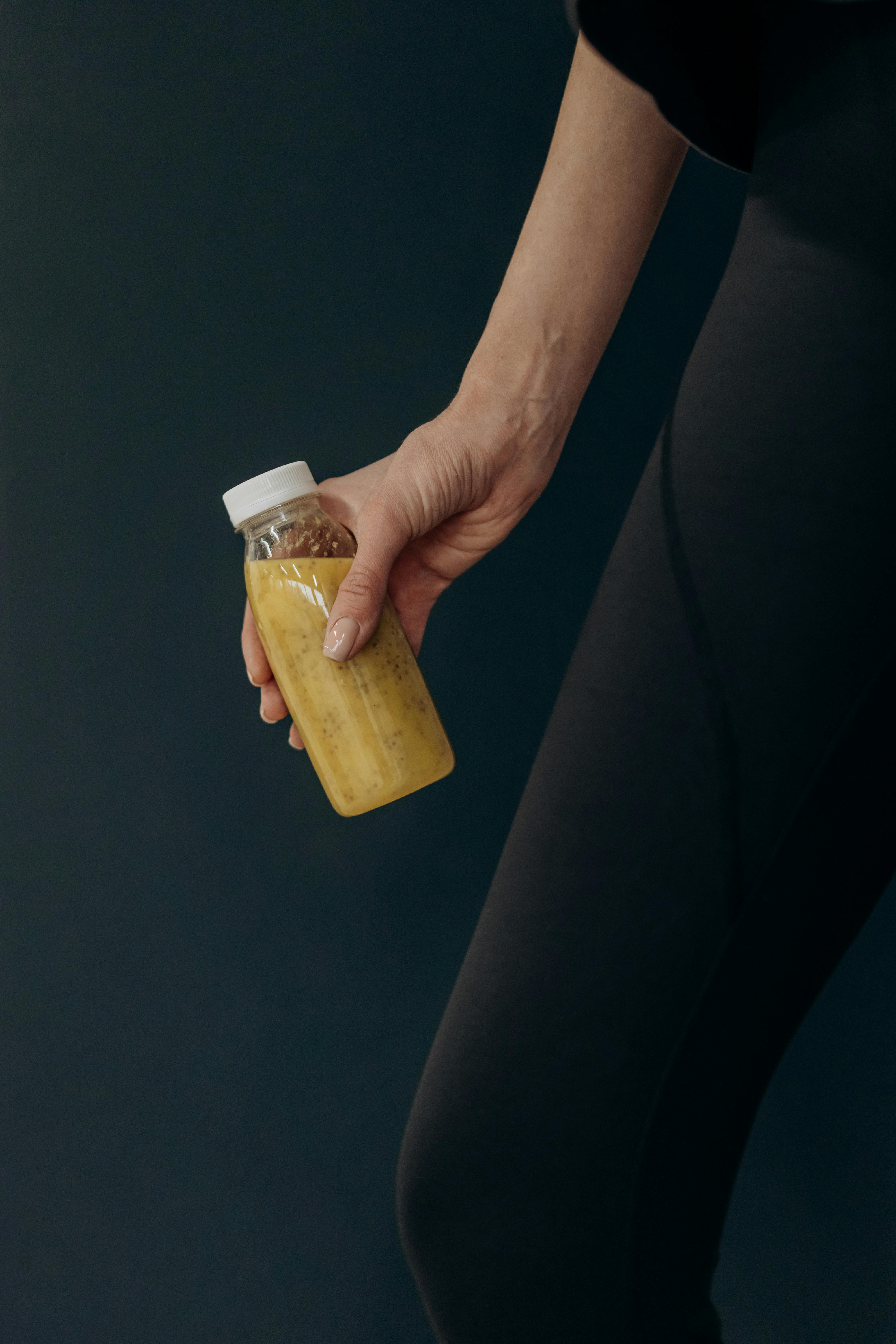 Une femme tenant un smoothie | Source : Pexels