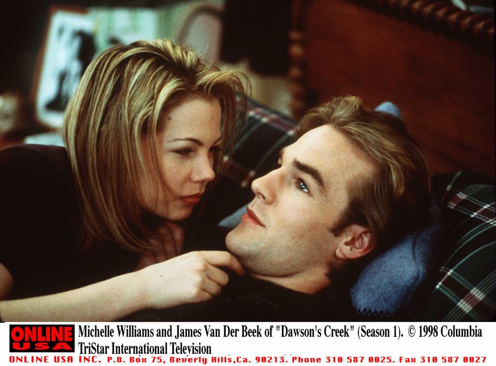 Michelle Williams et James Van Der Beek dans « Dawson » (saison 1) 1998 I Source : Getty Images