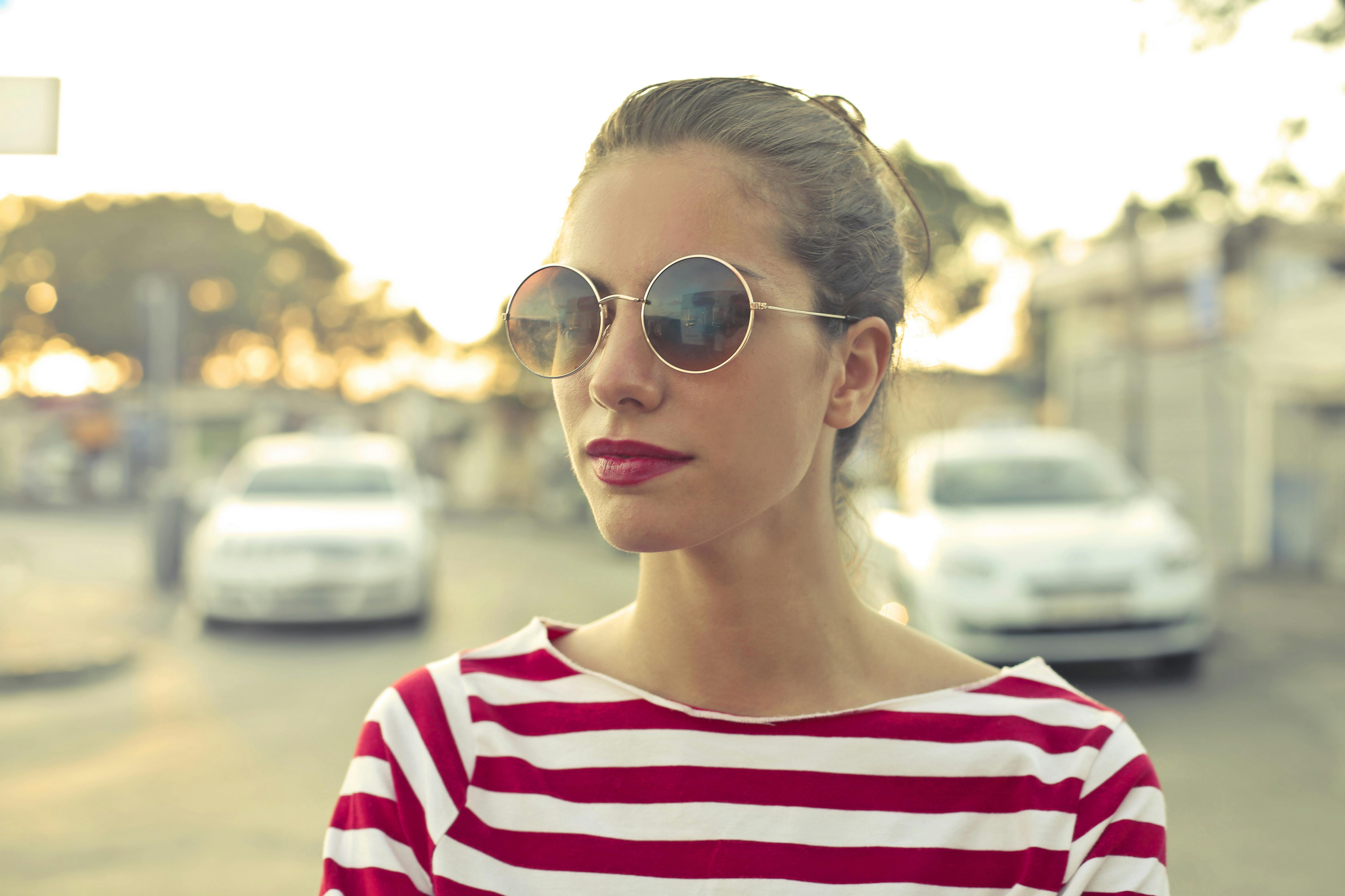 Une femme portant des lunettes de soleil | Source : Pexels