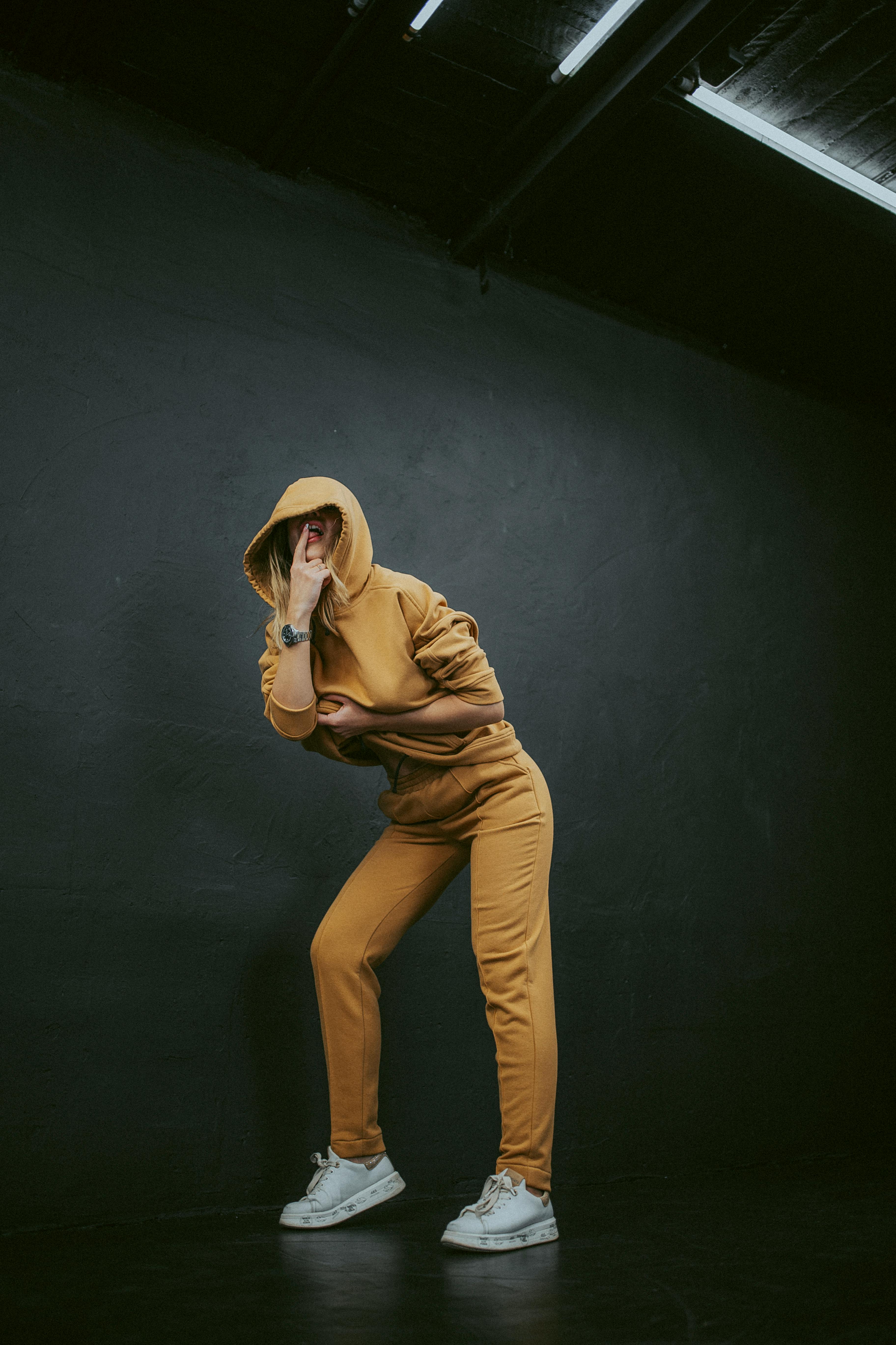 Une femme heureuse en survêtement | Source : Pexels