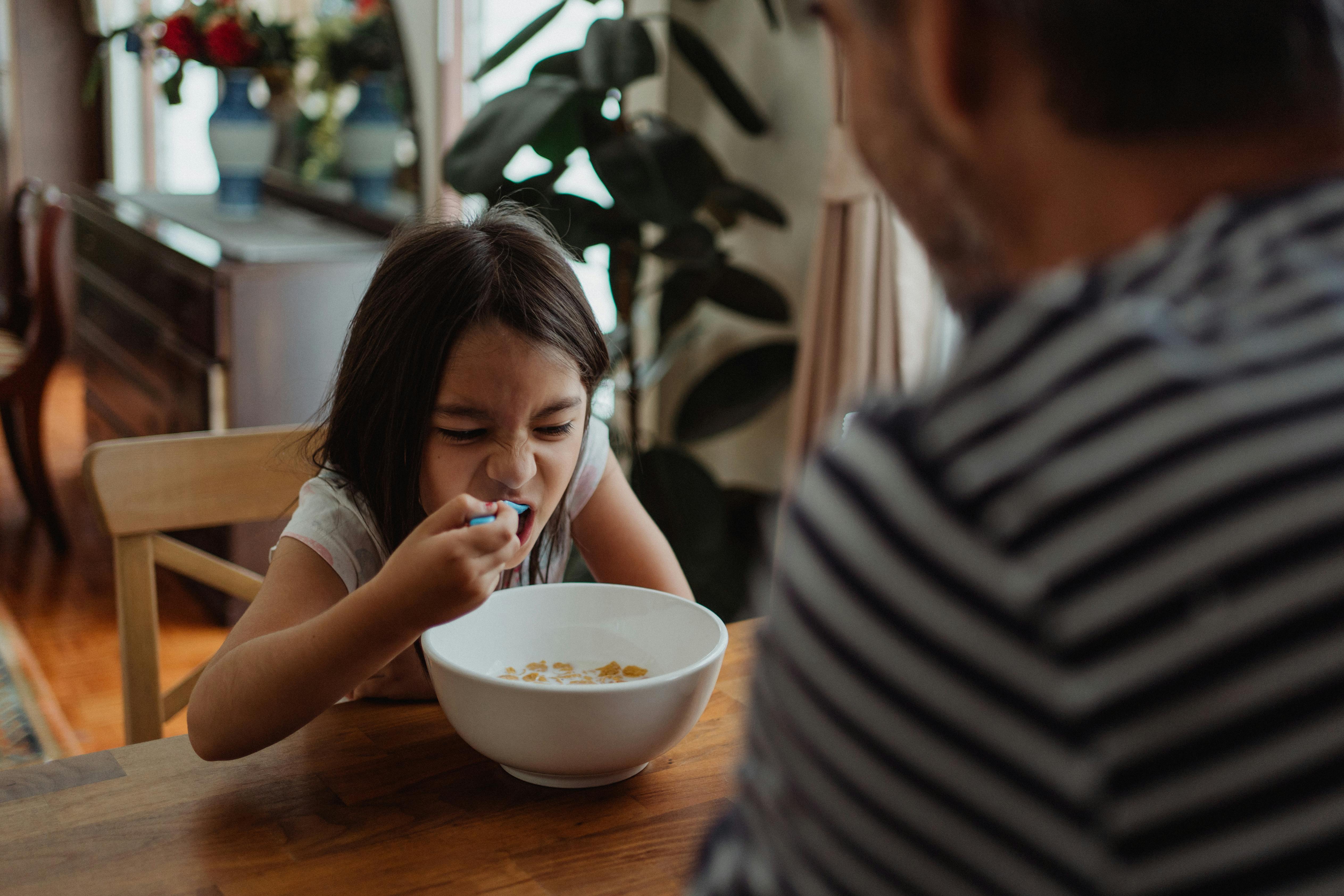 Une petite fille qui prend son petit déjeuner | Source : Pexels