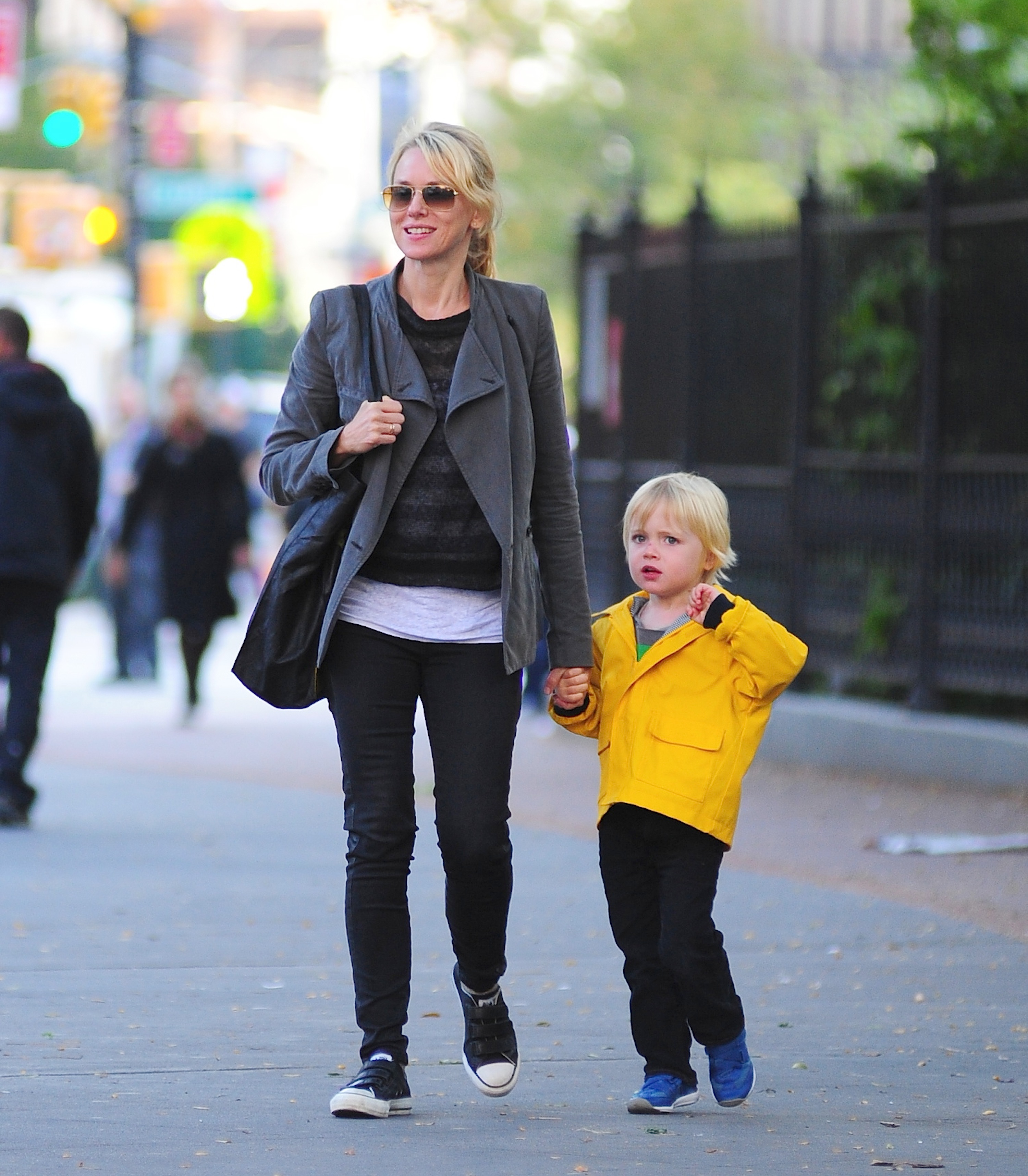 Naomi Watts et Kai Schreiber vus à Tribeca le 10 octobre 2012 | Source : Getty Images