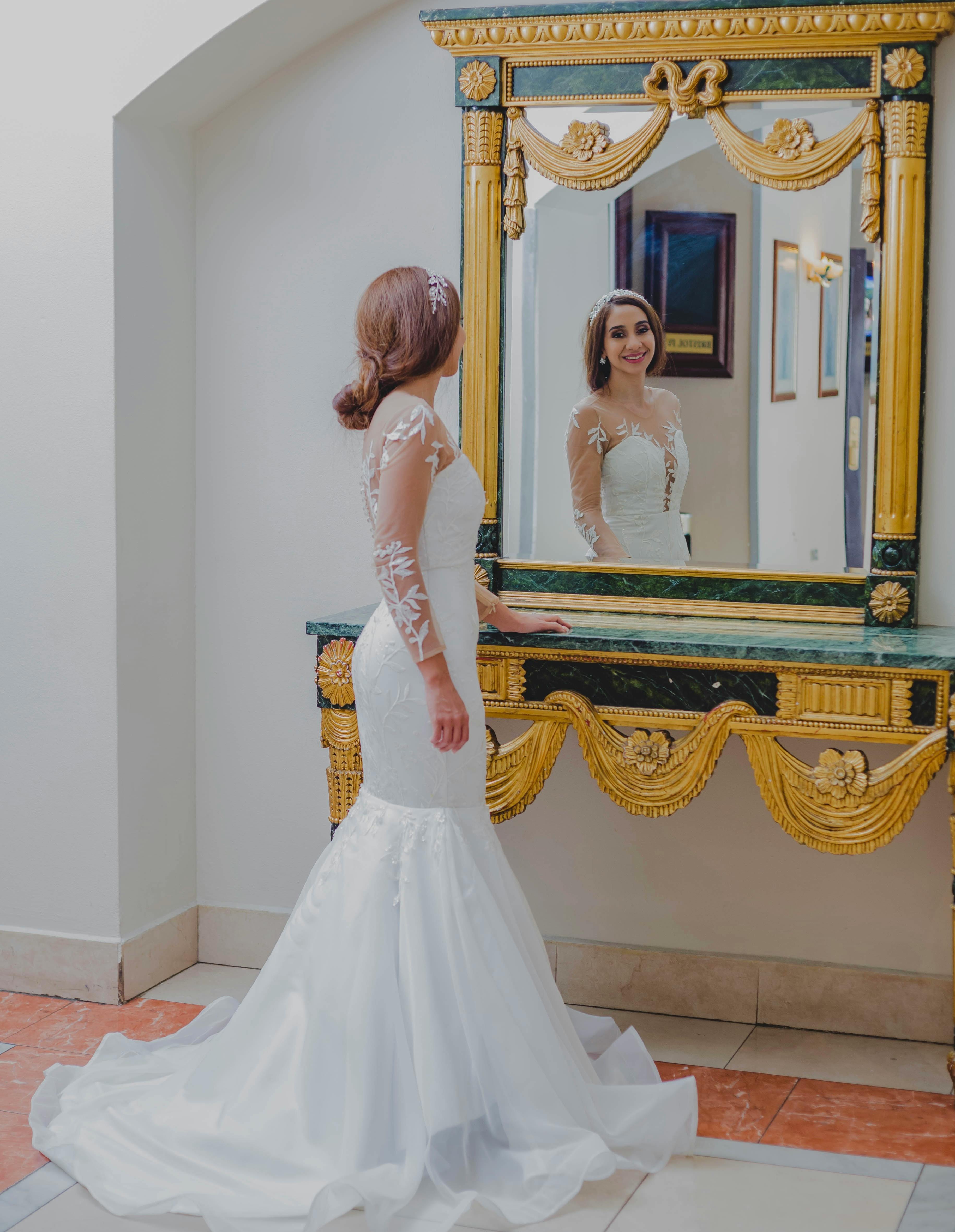 Une mariée heureuse qui se regarde dans un miroir | Source : Pexels