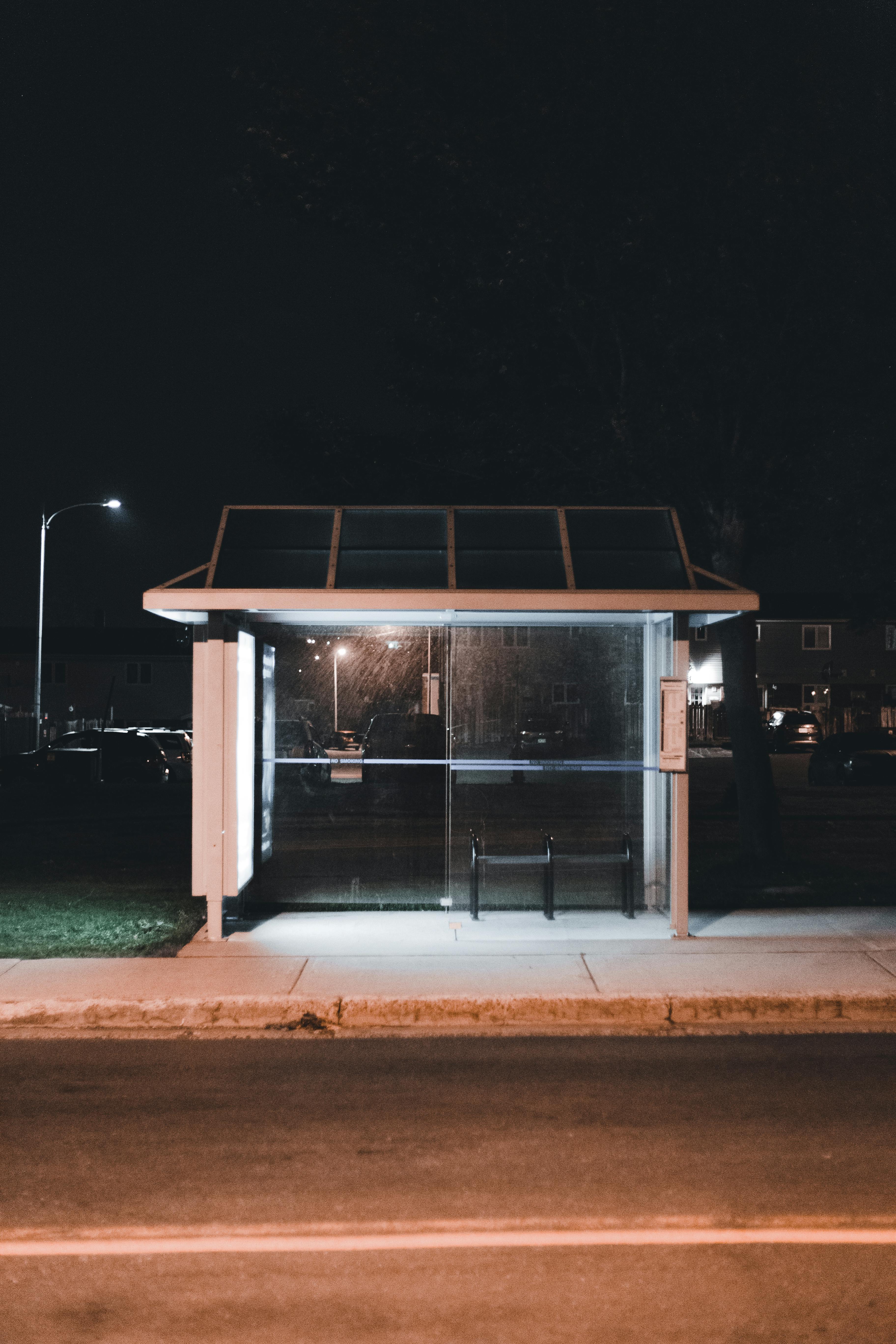 Un arrêt de bus la nuit | Source : Pexels