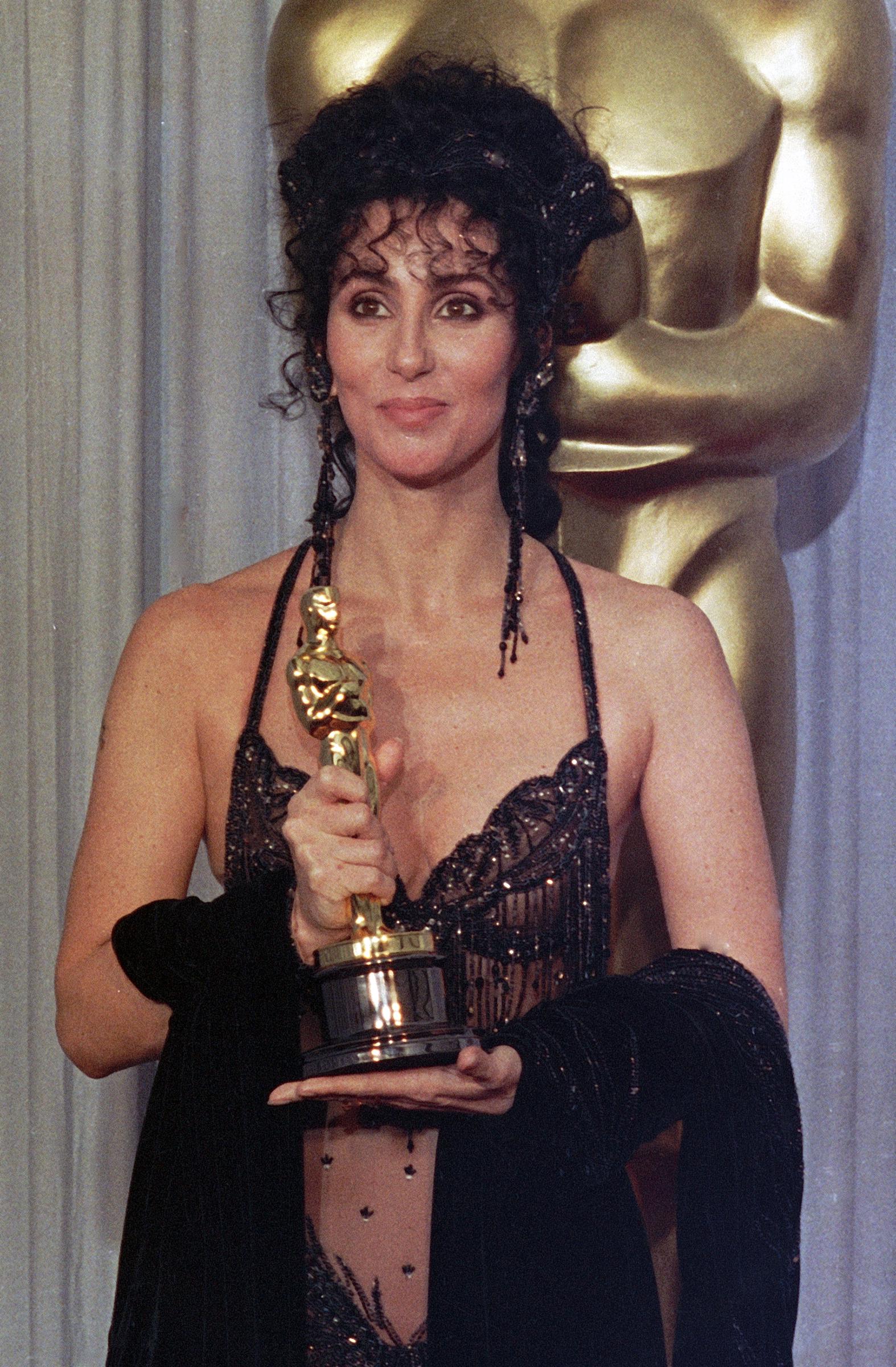 Cher aux Oscars à Los Angeles, Californie, le 11 avril 1988. | Source : Getty Images