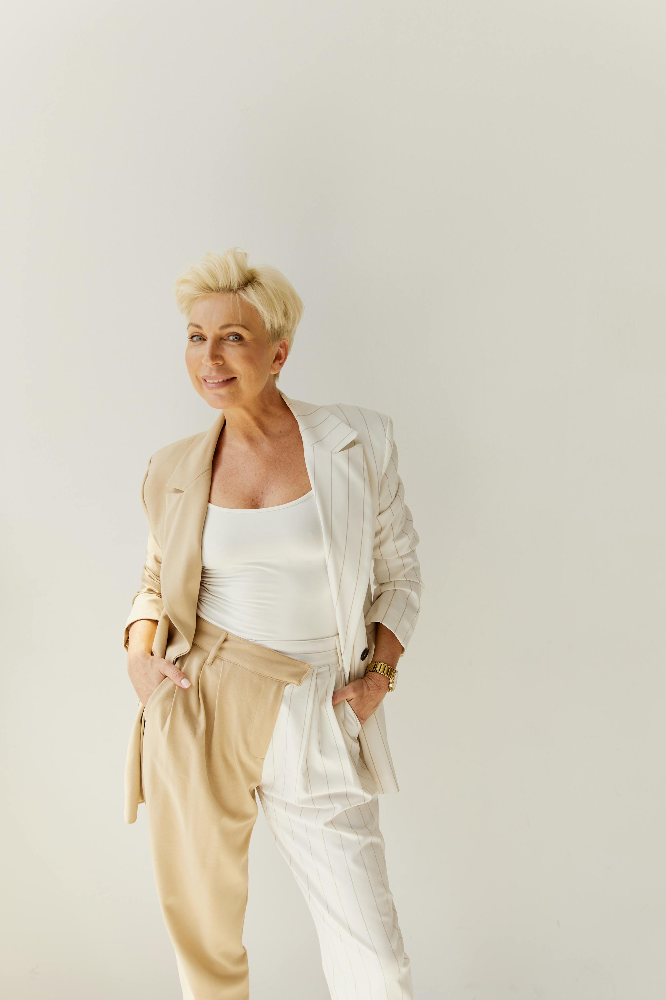 Une femme qui sourit maladroitement | Source : Pexels