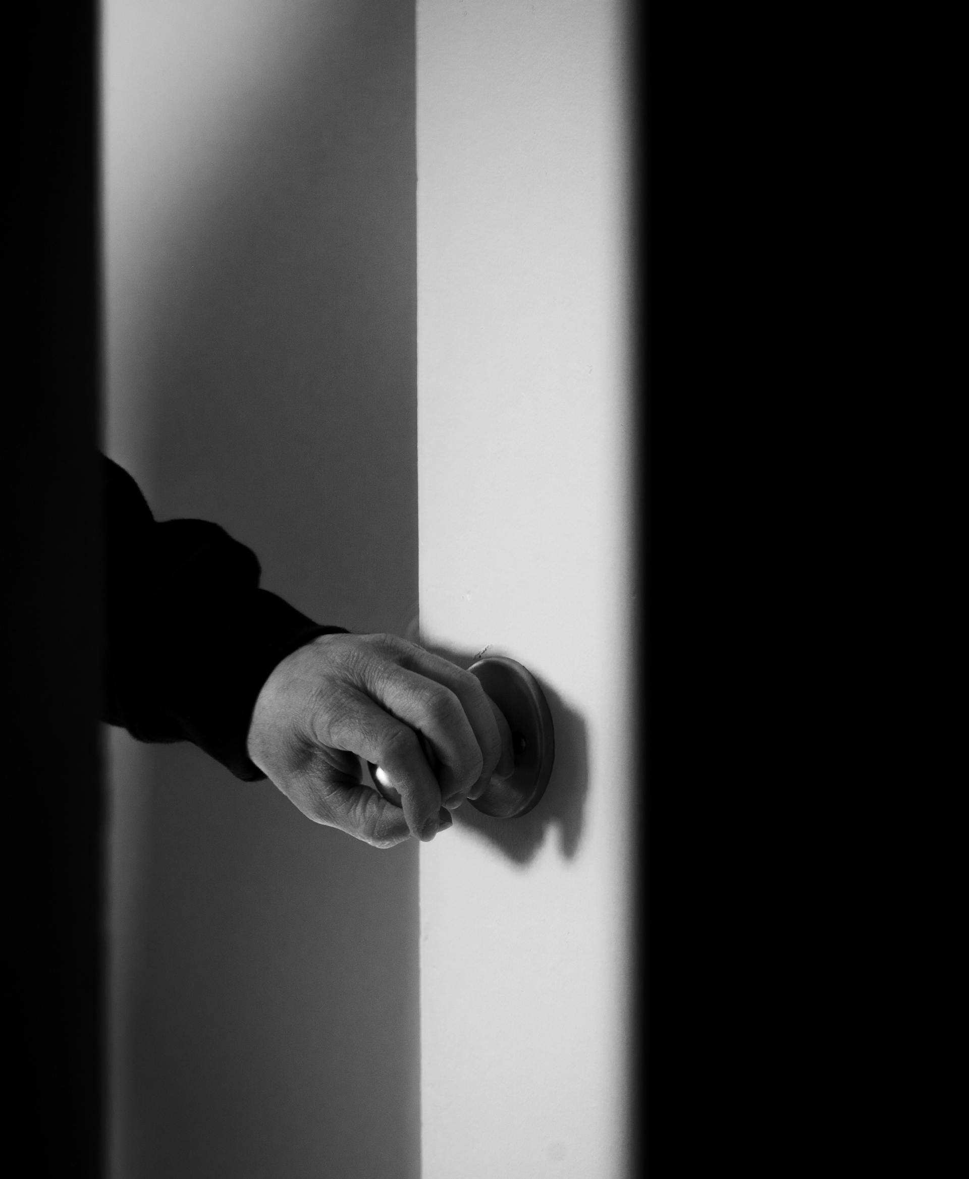 La main d'un homme sur une poignée de porte | Source : Pexels