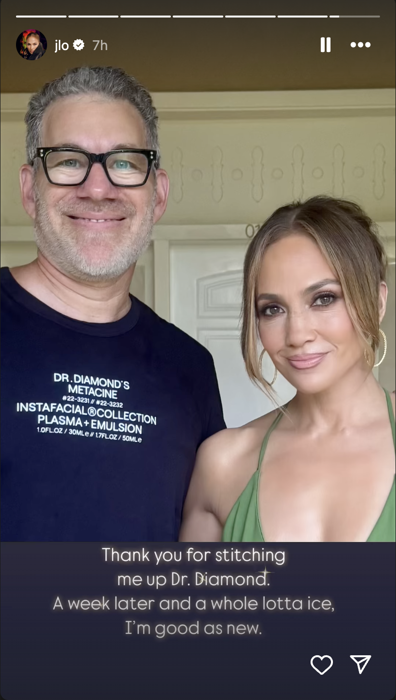 Jennifer Lopez posant avec le Dr Jason Diamond qui a soigné sa blessure, posté sur ses stories Instagram le 13 mai 2025 | Source : Instagram/jlo